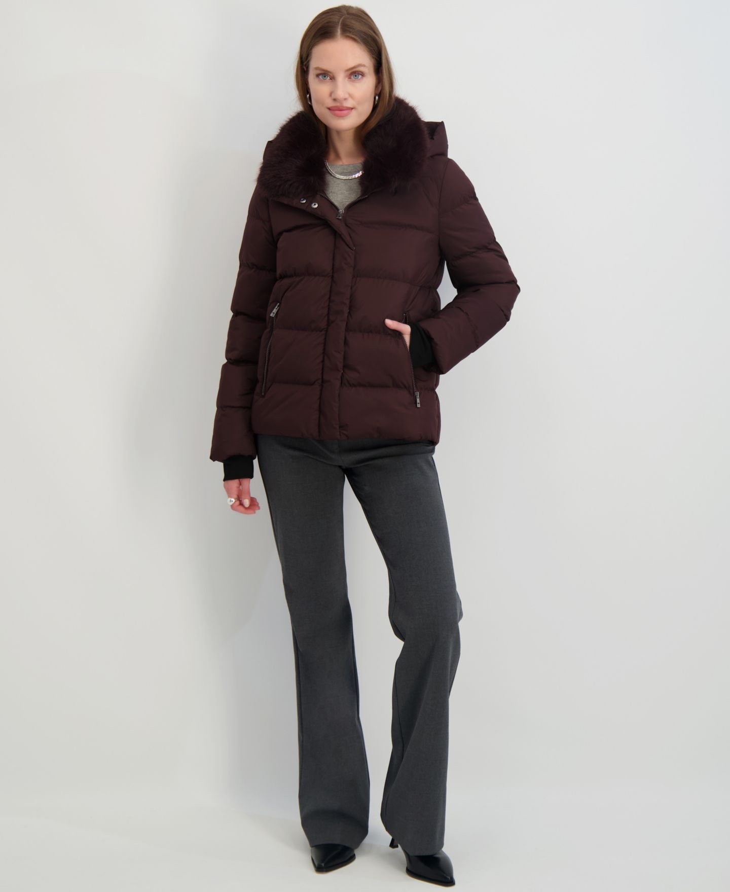 Женская куртка Tahari Faux-Fur-Collar Hooded Puffer, цвет: Мерло — фото 3