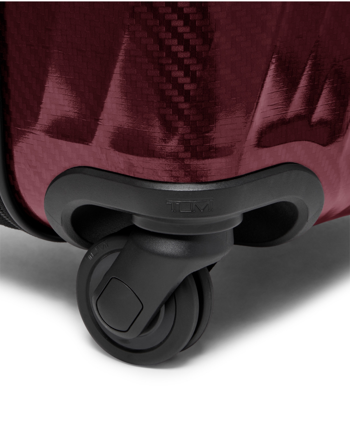 Tumi 21.75" Lite International Carry-on Spinner In Burgundy