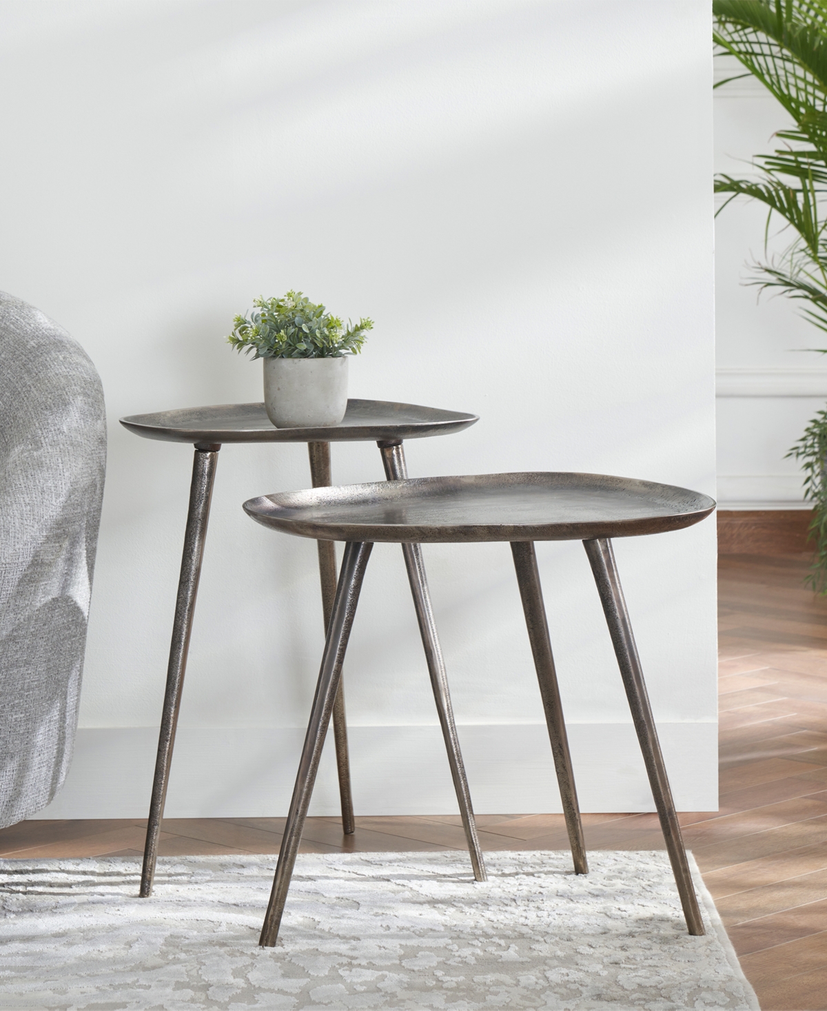 Convenience Concepts 19" Bali Metal End Table In Silver