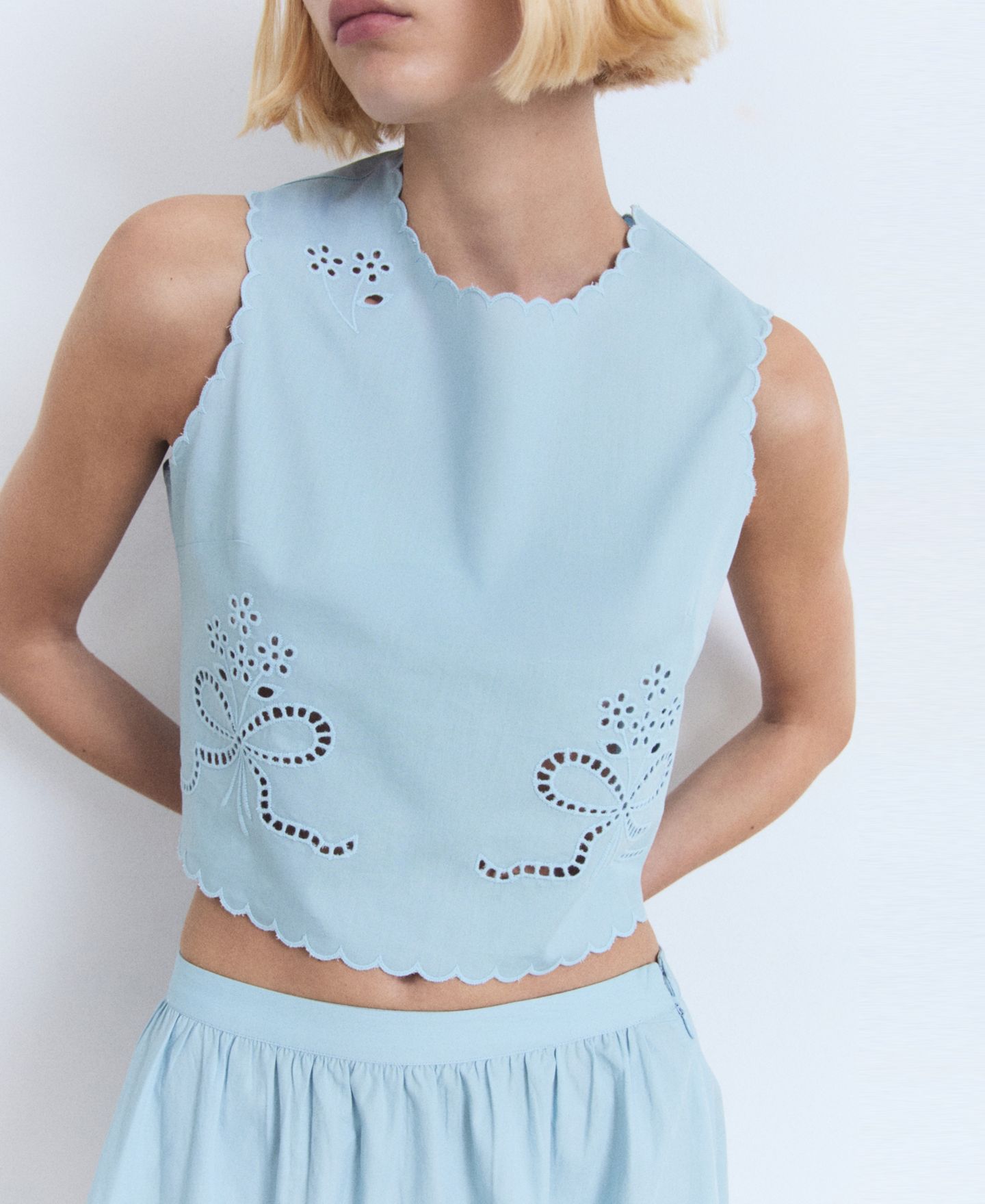 Женский топ Mango Embroidered Crop, цвет: Небесно-голубой — фото 2
