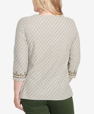 Petite Mount Laurel Textured Medallion Border Top with Necklace