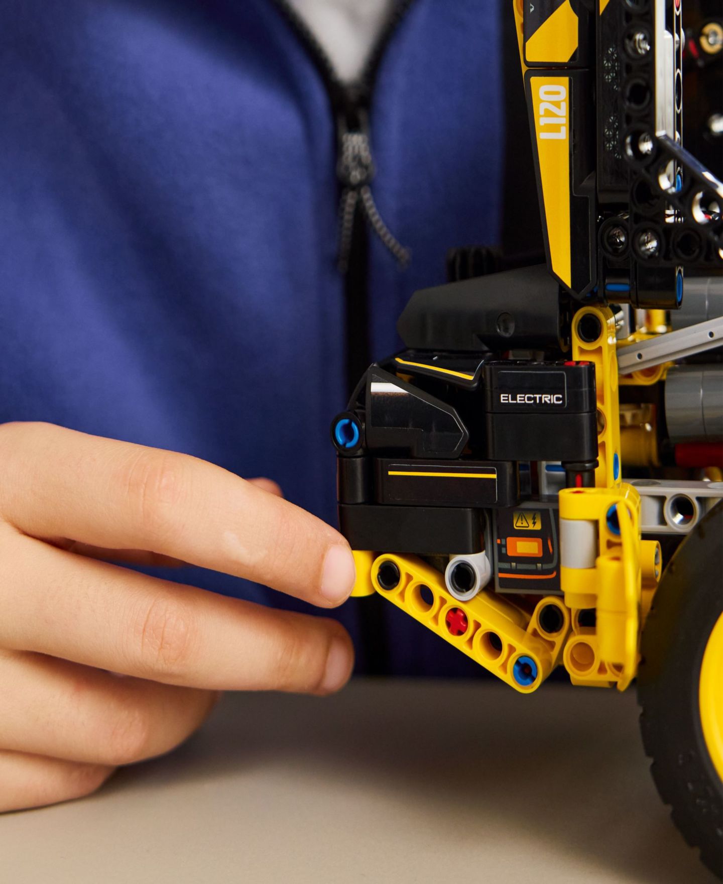Детские конструкторы LEGO® Technic Volvo L120 Electric Wheel Loader 42209, 973 Pieces, цвет: Разноцветный — фото 6