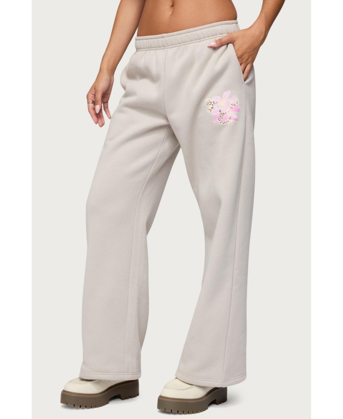 Женские брюки Edikted Wild Petal Sweatpants, цвет: Бежевый — фото 4