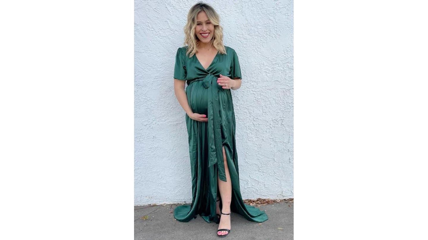 Женское платье Pinkblush Side Slit Satin Maxi, цвет: Тёмно-зелёный — фото 2