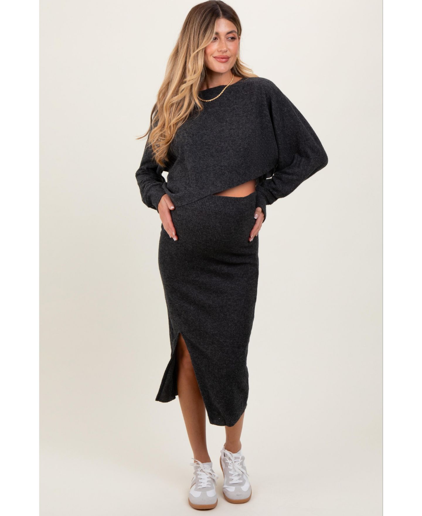Женский комплект Pinkblush Heather Grey Ribbed Knit Asymmetric Top Midi Skirt Set, цвет: Угольный серый — фото 2