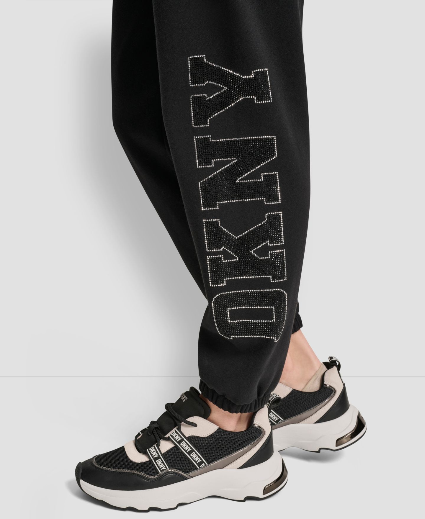 Женские брюки DKNY Exploded Rhinestone Varsity Logo High Rise Relaxed Jogger, цвет: Чёрный — фото 2