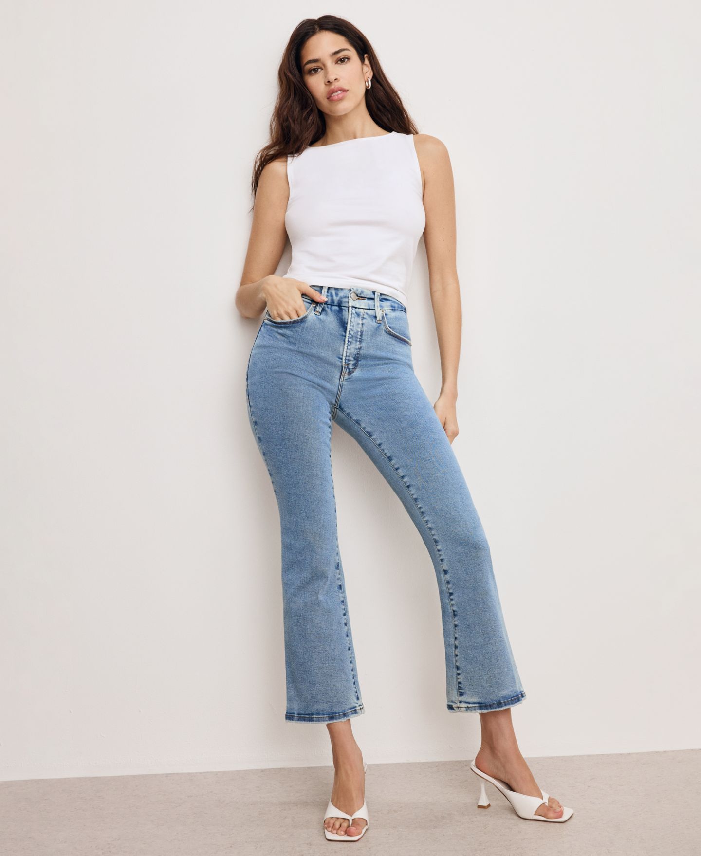 Женские джинсы Good American Good Legs Cropped Mini Boot Jeans, Regular & Plus Size, цвет: B670 — фото 4