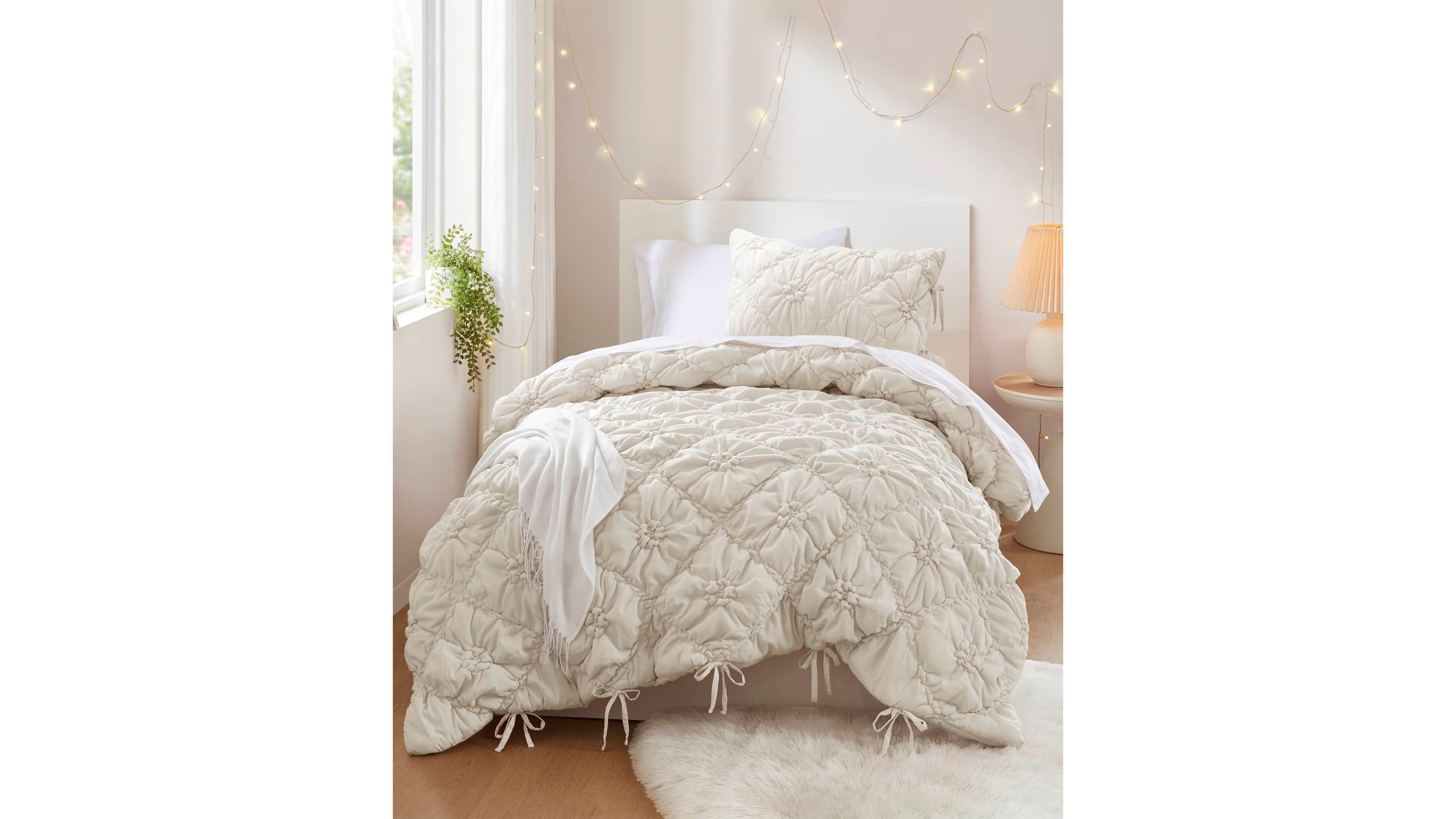 Intelligent Design Lily Floral 2-Pc. Comforter Set, Twin