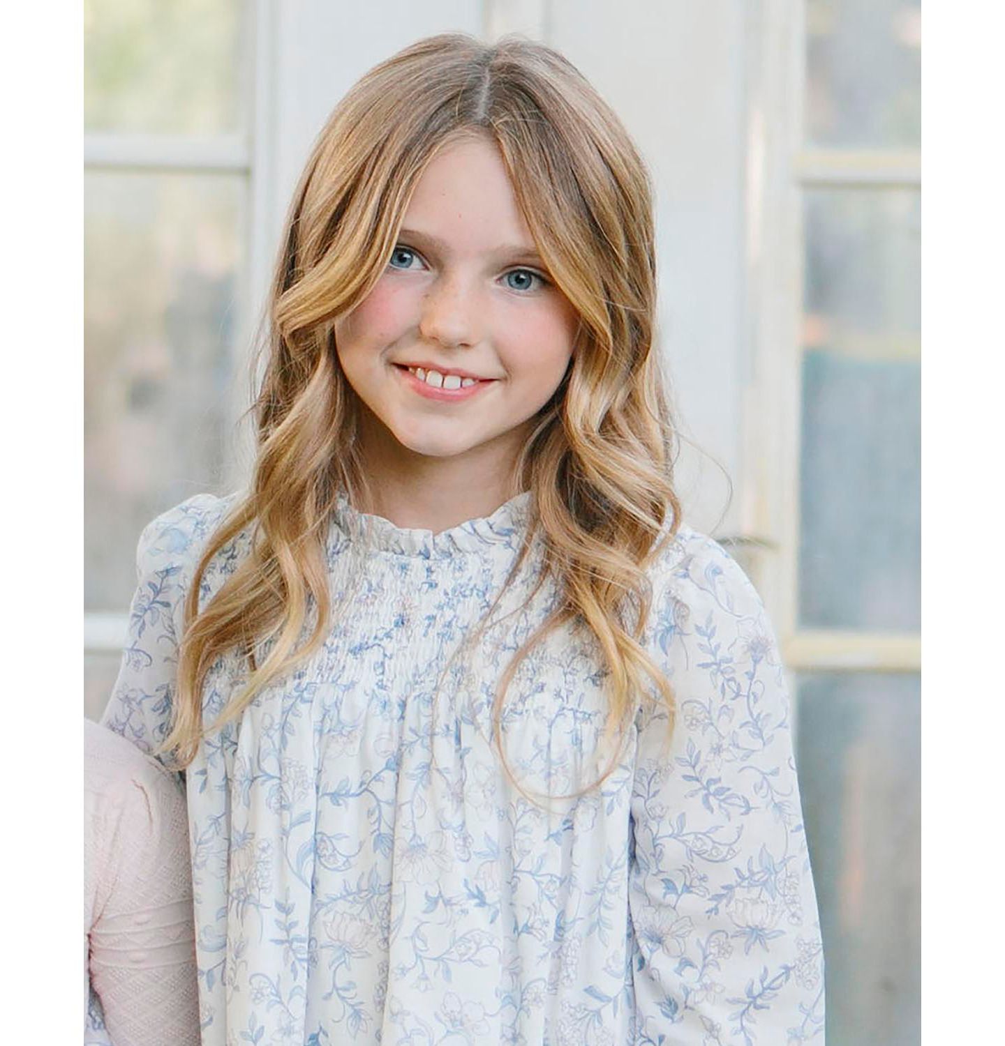 Платье Hope & Henry Organic Long Sleeve Ruffle Neck Smocked Yoke Dress для девочек-малышей, цвет: Зимний с принтом — фото 4