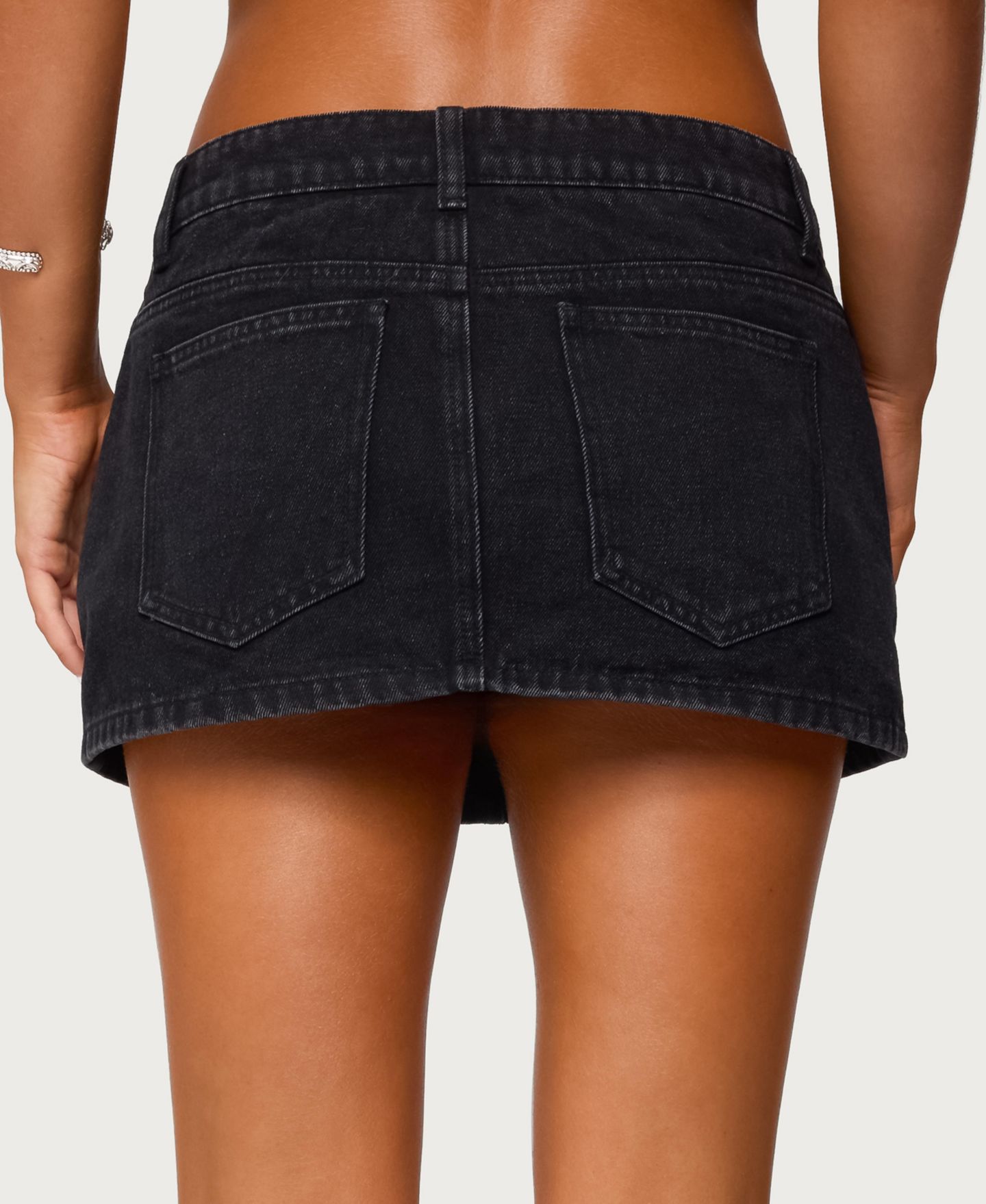 Женская юбка-шорты Edikted Ziggie Tie Front Denim Mini Skort, цвет: Чёрный — фото 2