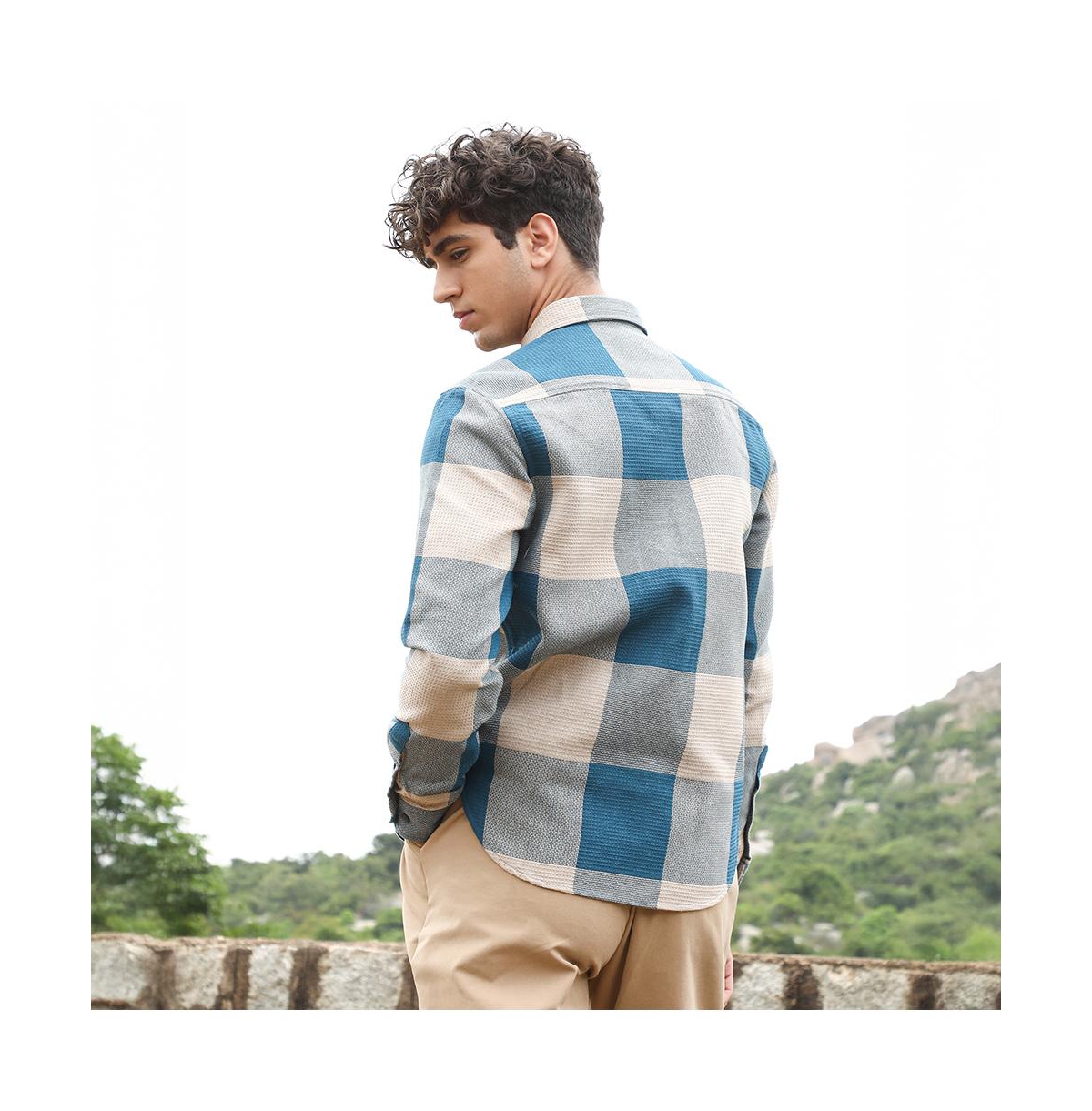 Campus Sutra Men's Azure Blue & Off-White Buffalo-Woven Regular Shirt