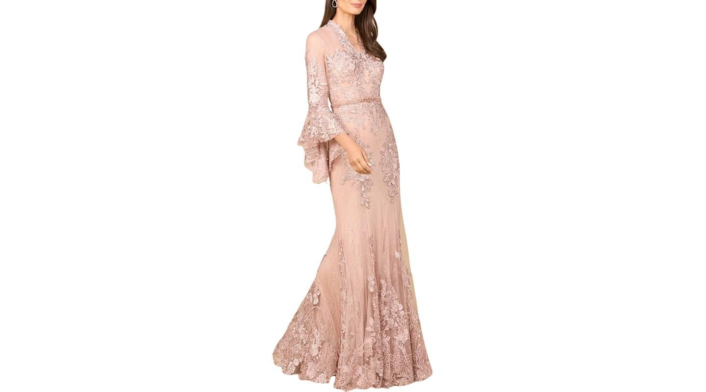 Женское платье Lara Lace V Neck Long Bell Sleeve Gown, цвет: Пудровый — фото 2