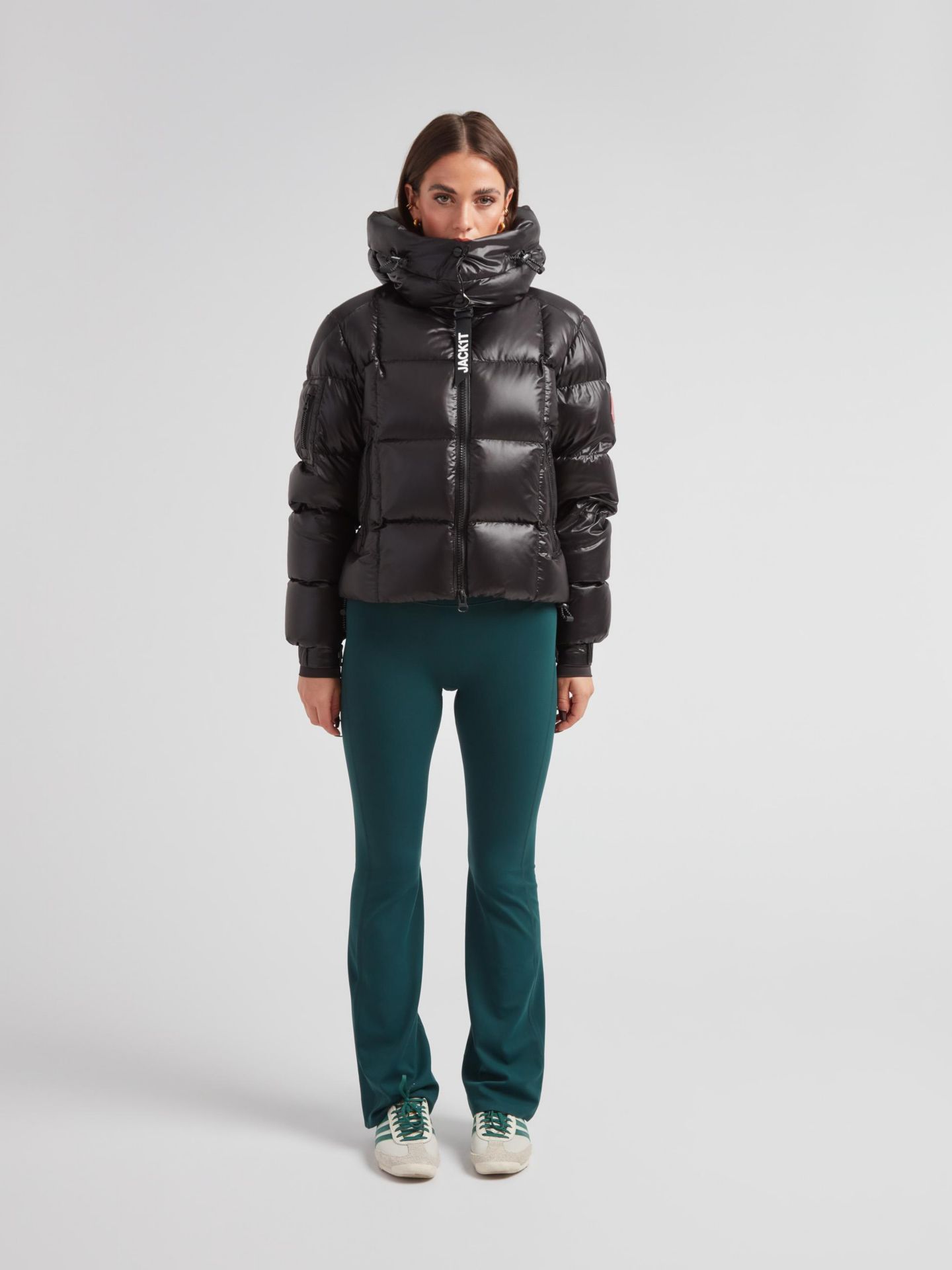Женская куртка JACK1T EZ Boxed Hooded Cropped Puffer, цвет: Чёрный / Серо-бежевый — фото 4