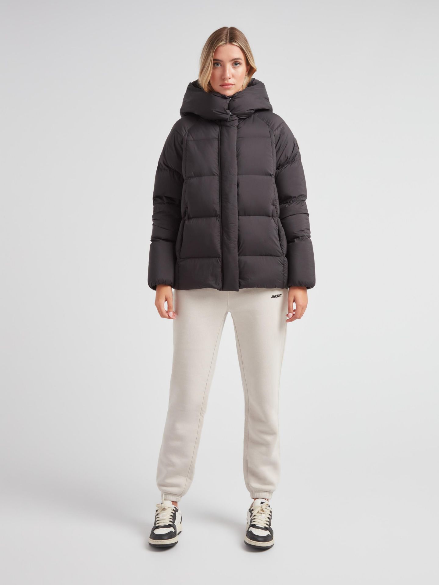 Женская куртка JACK1T Cloud Prime Hooded Down, цвет: Чёрный / Серо-бежевый — фото 3
