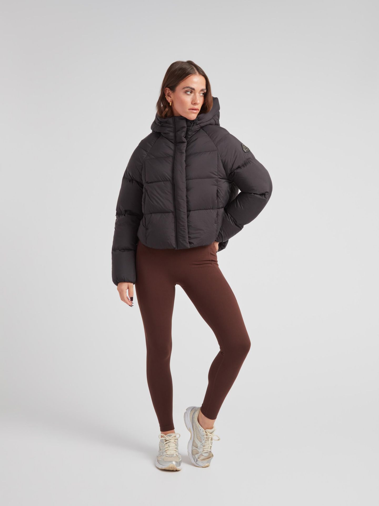 Женская куртка JACK1T Cloud Cropped Hooded Puffer, цвет: Чёрный / Серо-бежевый — фото 3