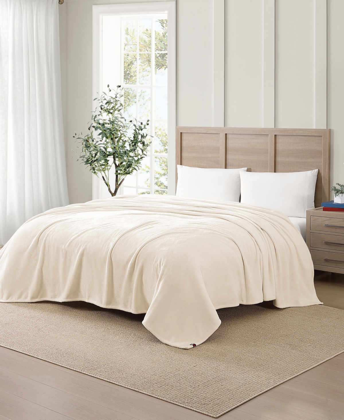 Tommy Hilfiger Solid Plush Blanket, Twin In White