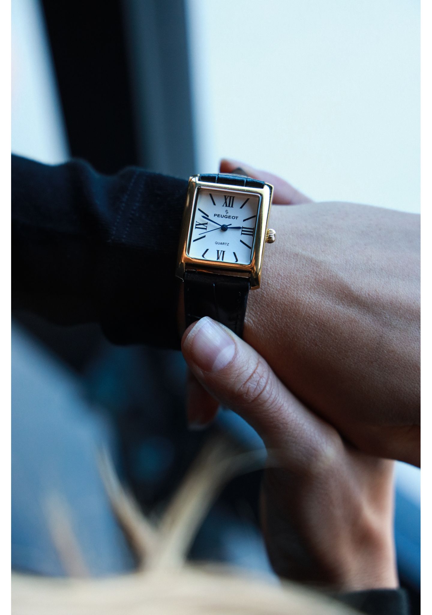Женские часы Peugeot Tank Watch Roman Dial Black Leather Strap, цвет: Чёрный — фото 6