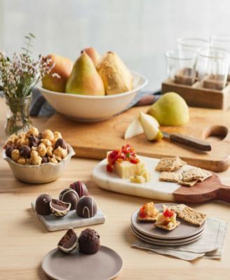 Holiday Deluxe Favorites Gift Basket, 17 Piece