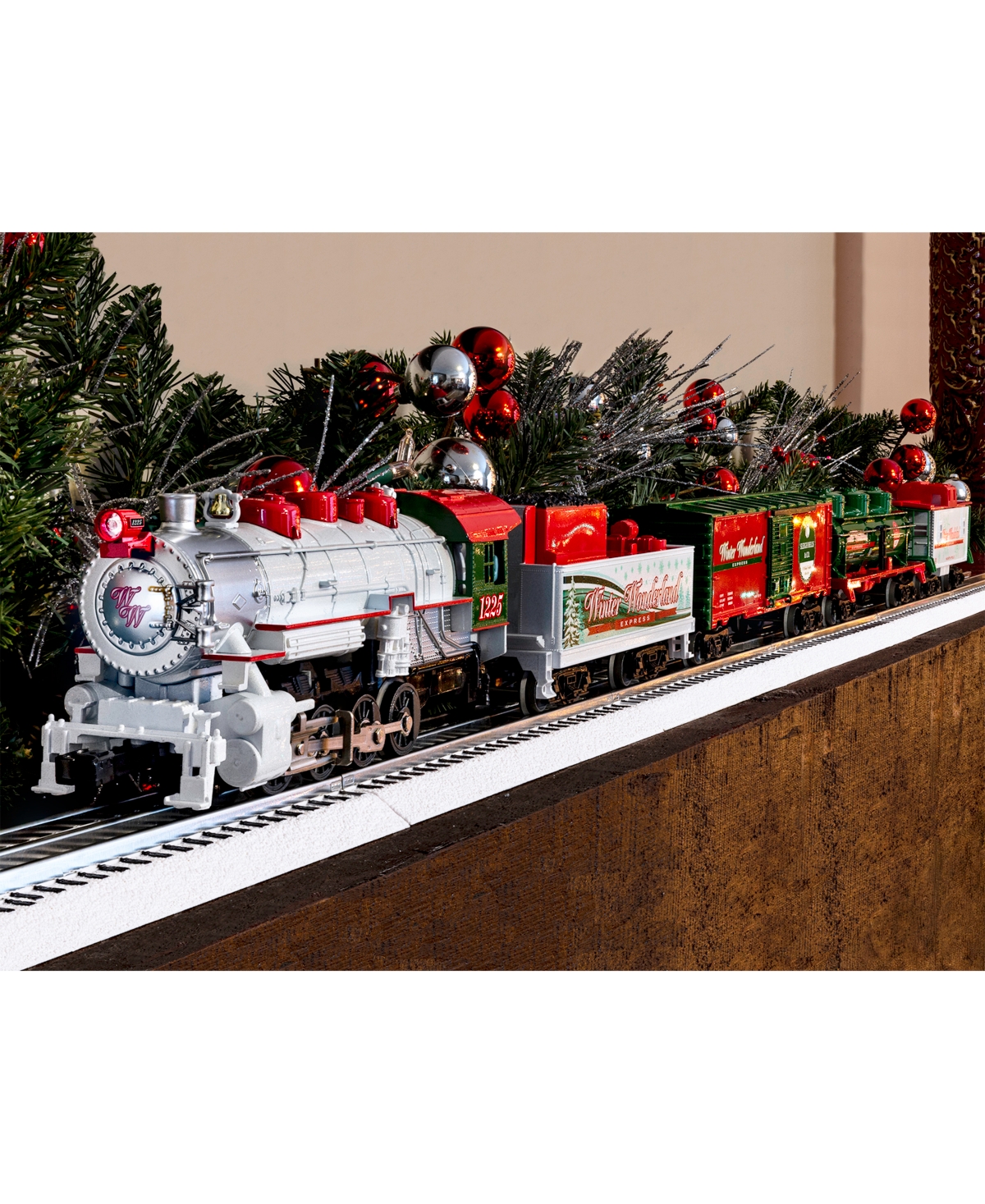 Lionel Winter Wonderland LionChief Set with Bluetooth 5.0 Train Set