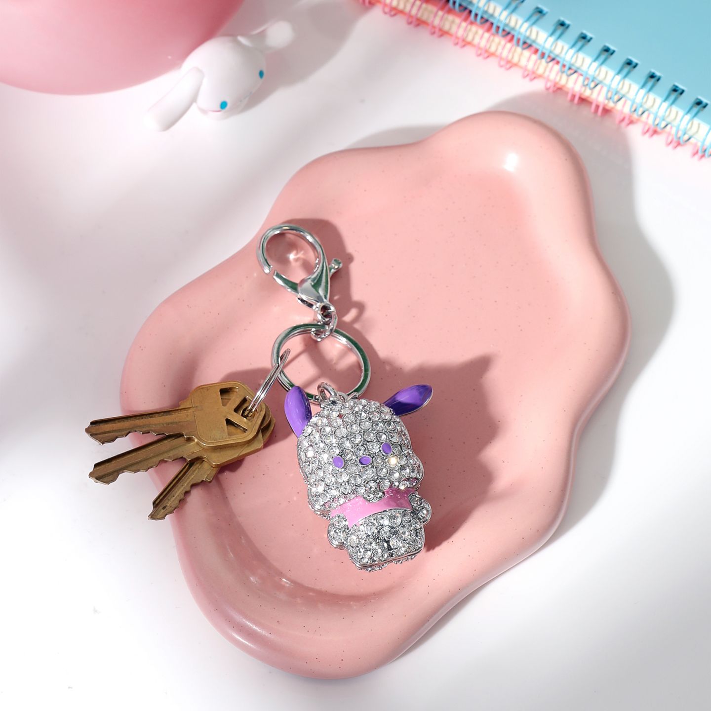 Брелок Hello Kitty Pochacco Pave Keychain Bag Charm - Officially Licensed Sanrio, цвет: Серебряный — фото 6