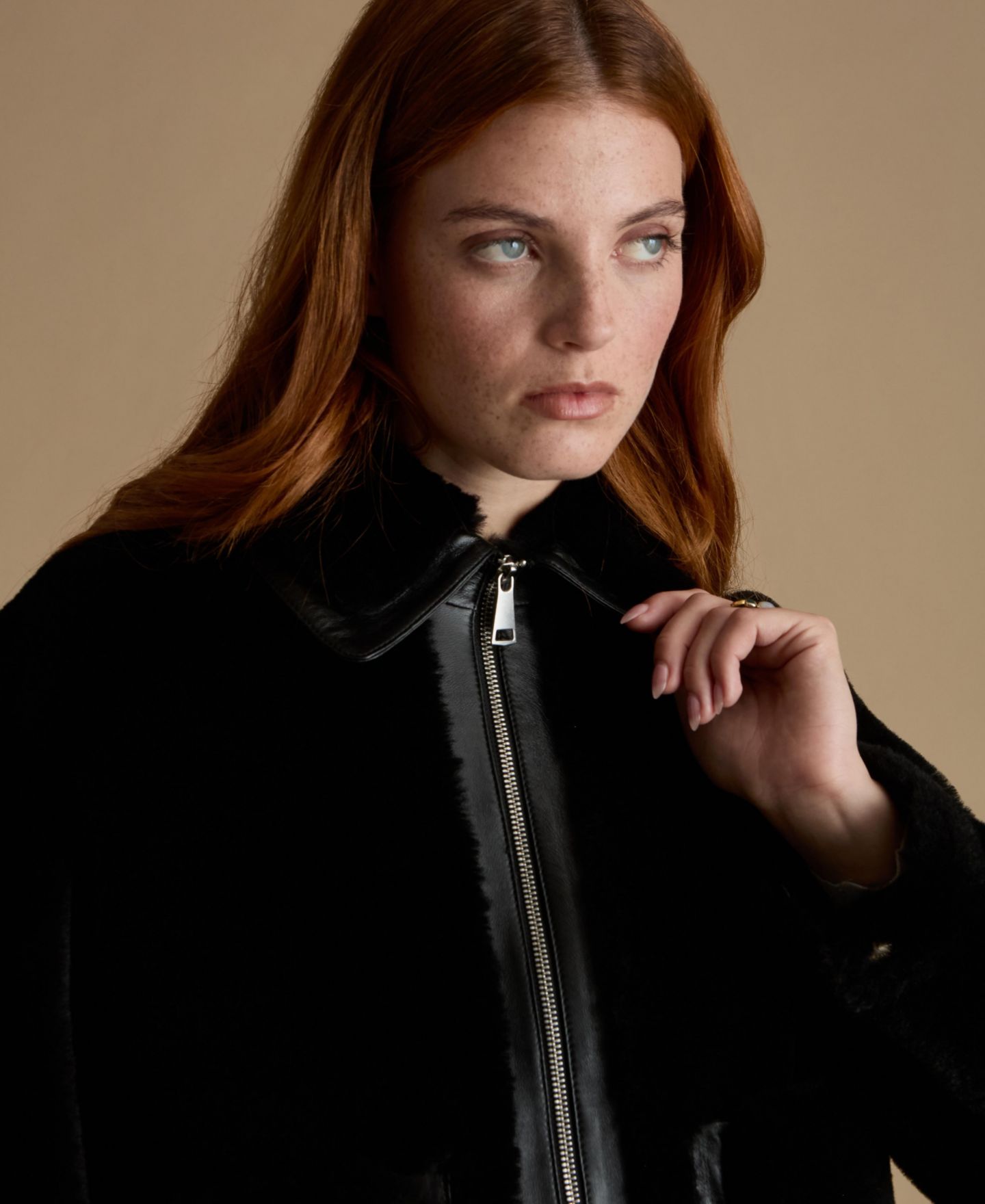 Женская куртка Furniq UK Cropped Shearling, цвет: Чёрный — фото 4