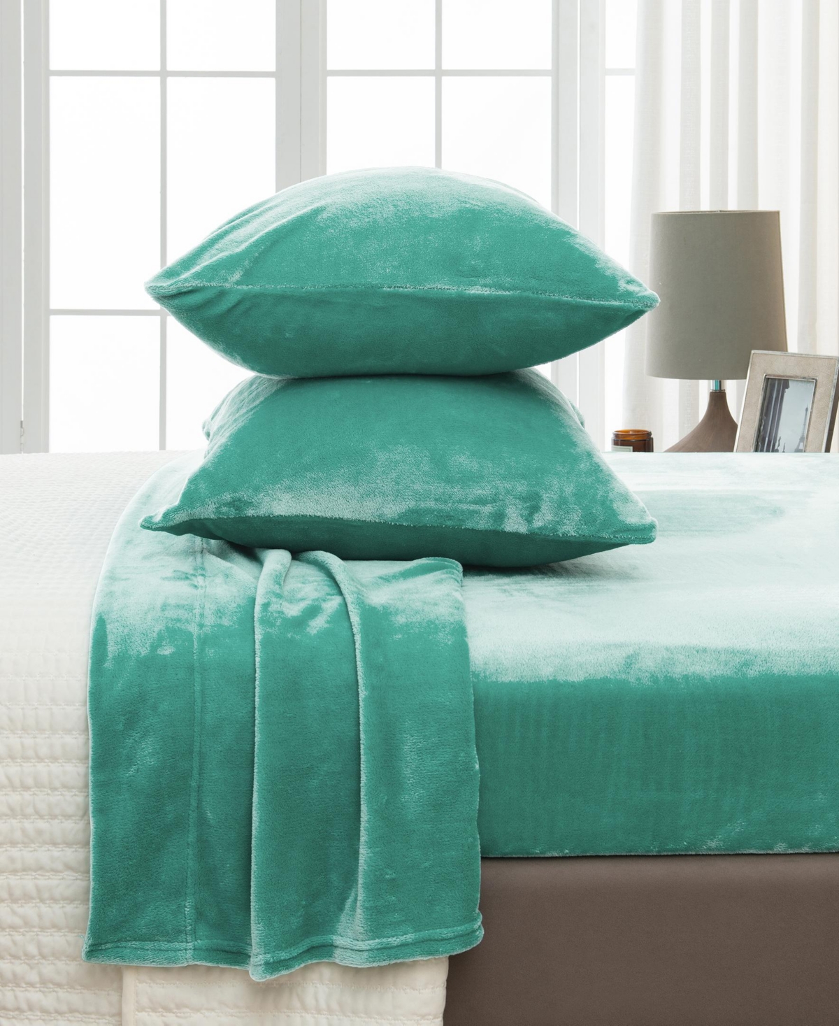 Linery & Co. Ultra-Soft Velvet Plush Solid Sheet Set