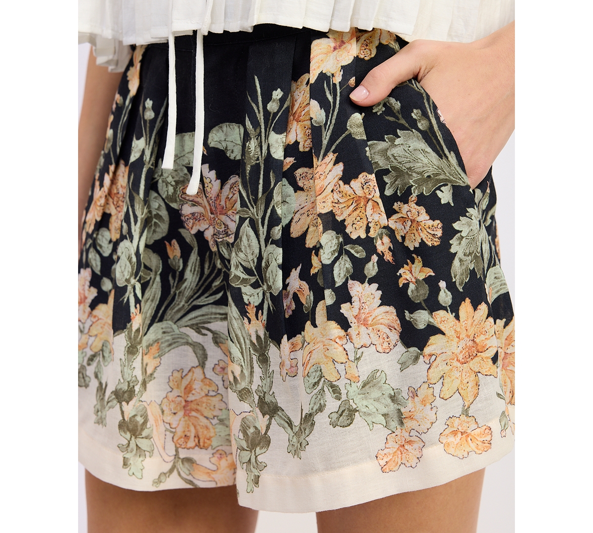 En Saison Women's Iris High Rise Shorts