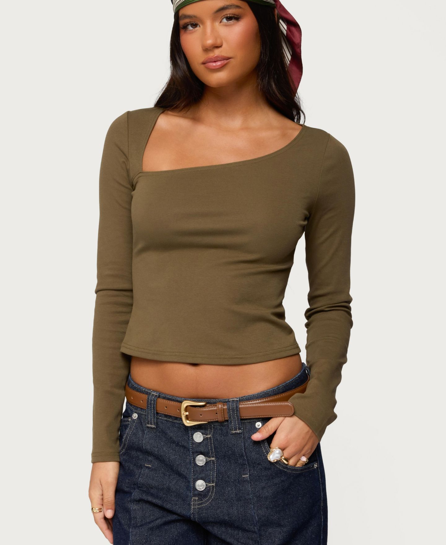Женский топ Edikted Rion Asymmetric Long Sleeve, цвет: Оливковый — фото 1