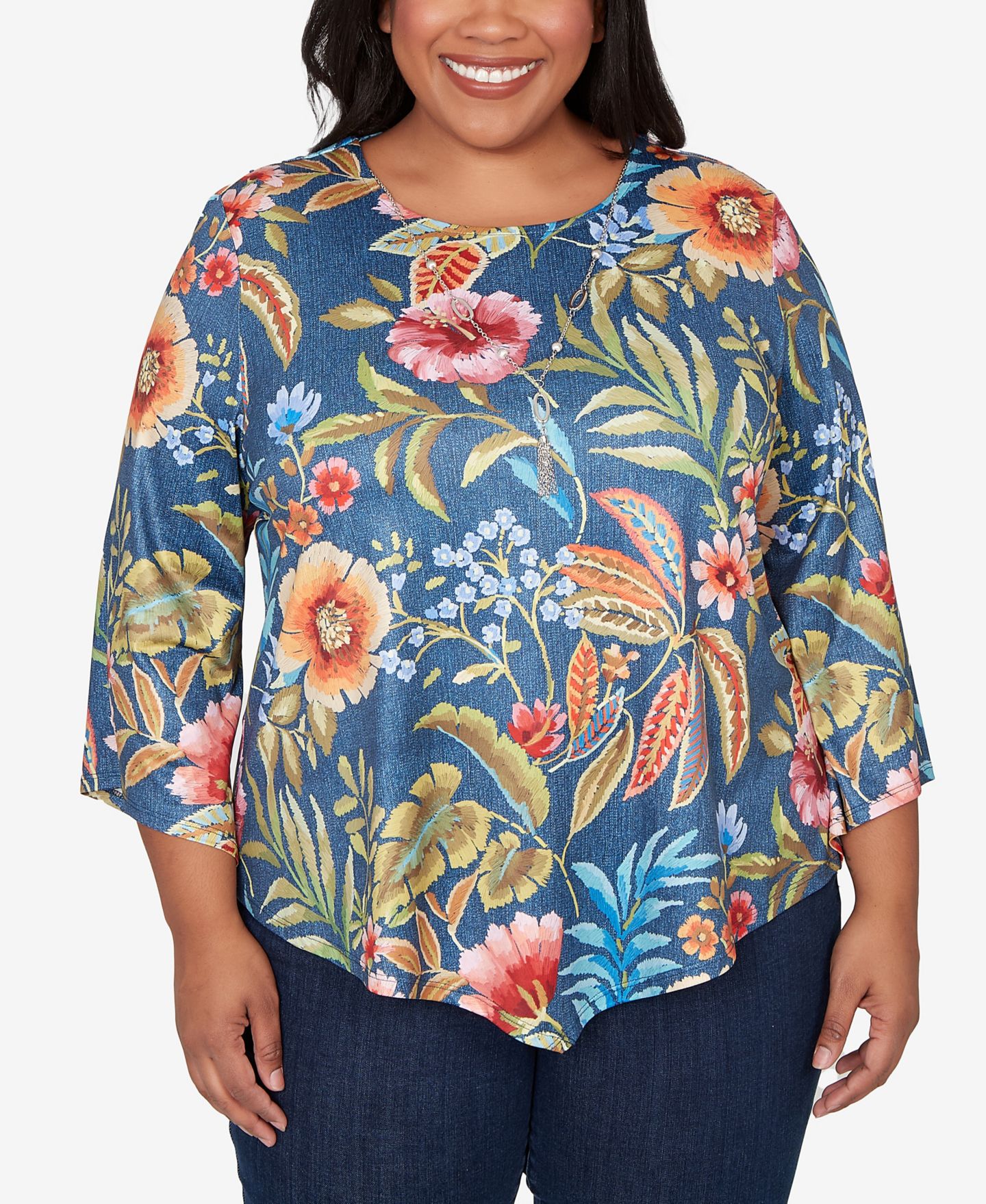 Женский топ Alfred Dunner Plus Size Classic Floral Print Pointed Hem with Necklace, цвет: Джинсовый — фото 1