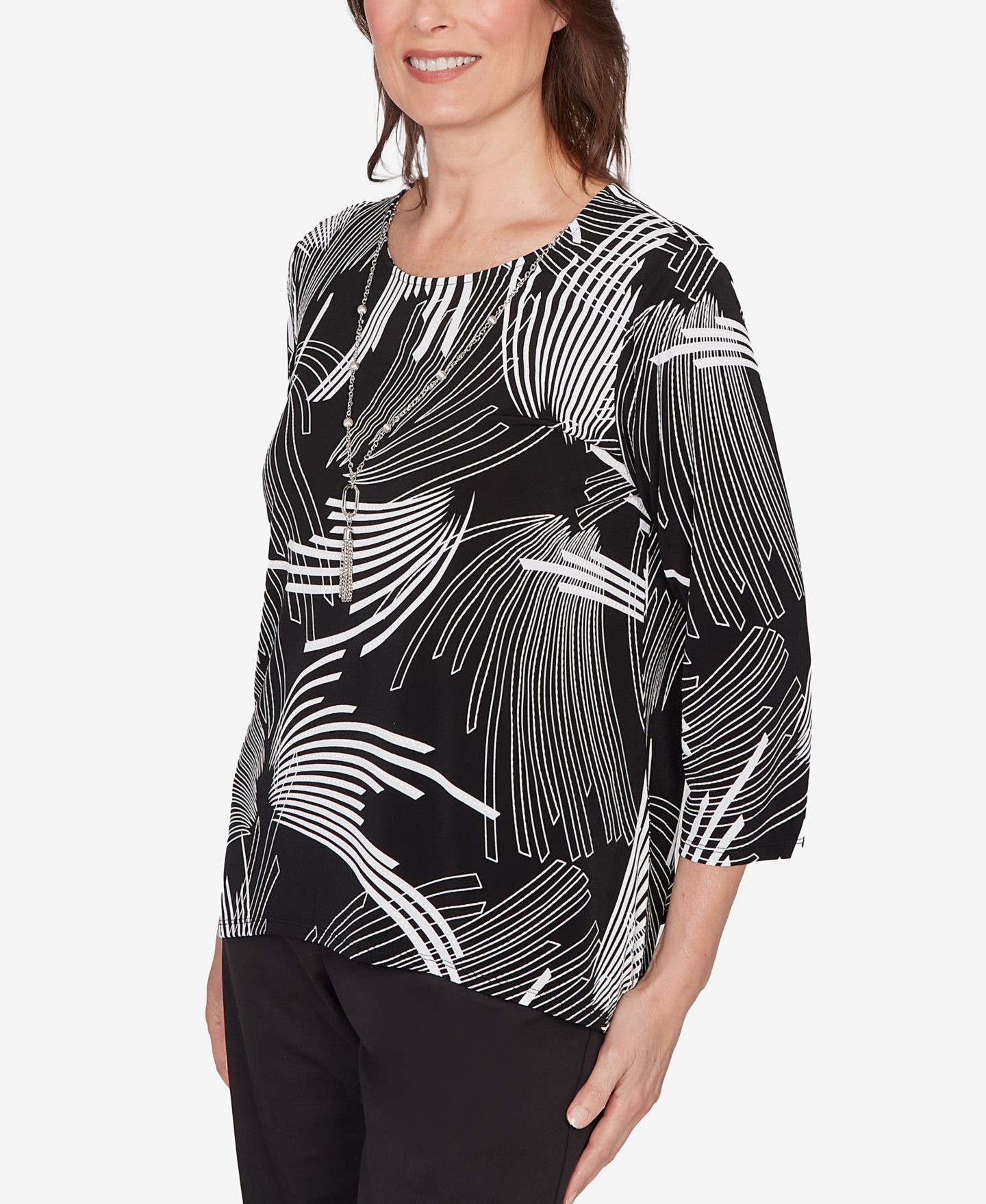 Женский топ Alfred Dunner Classic Geometric SharkBite Hem with Necklace, цвет: Чёрный / Белый — фото 2