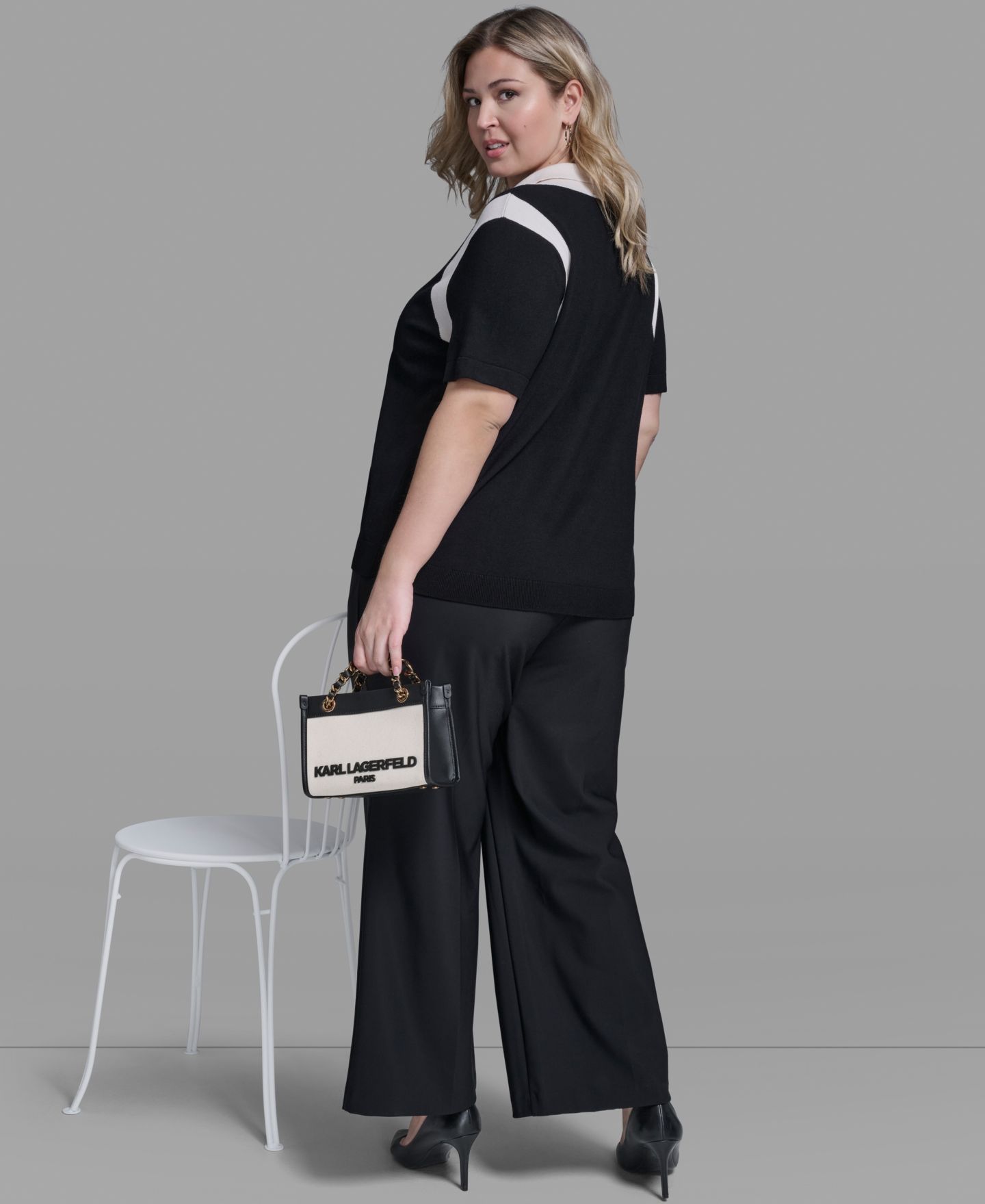 Женский свитер KARL LAGERFELD PARIS Plus Size Solid Short-Sleeve Polo Sweater, цвет: Чёрный / Бисквитный — фото 9