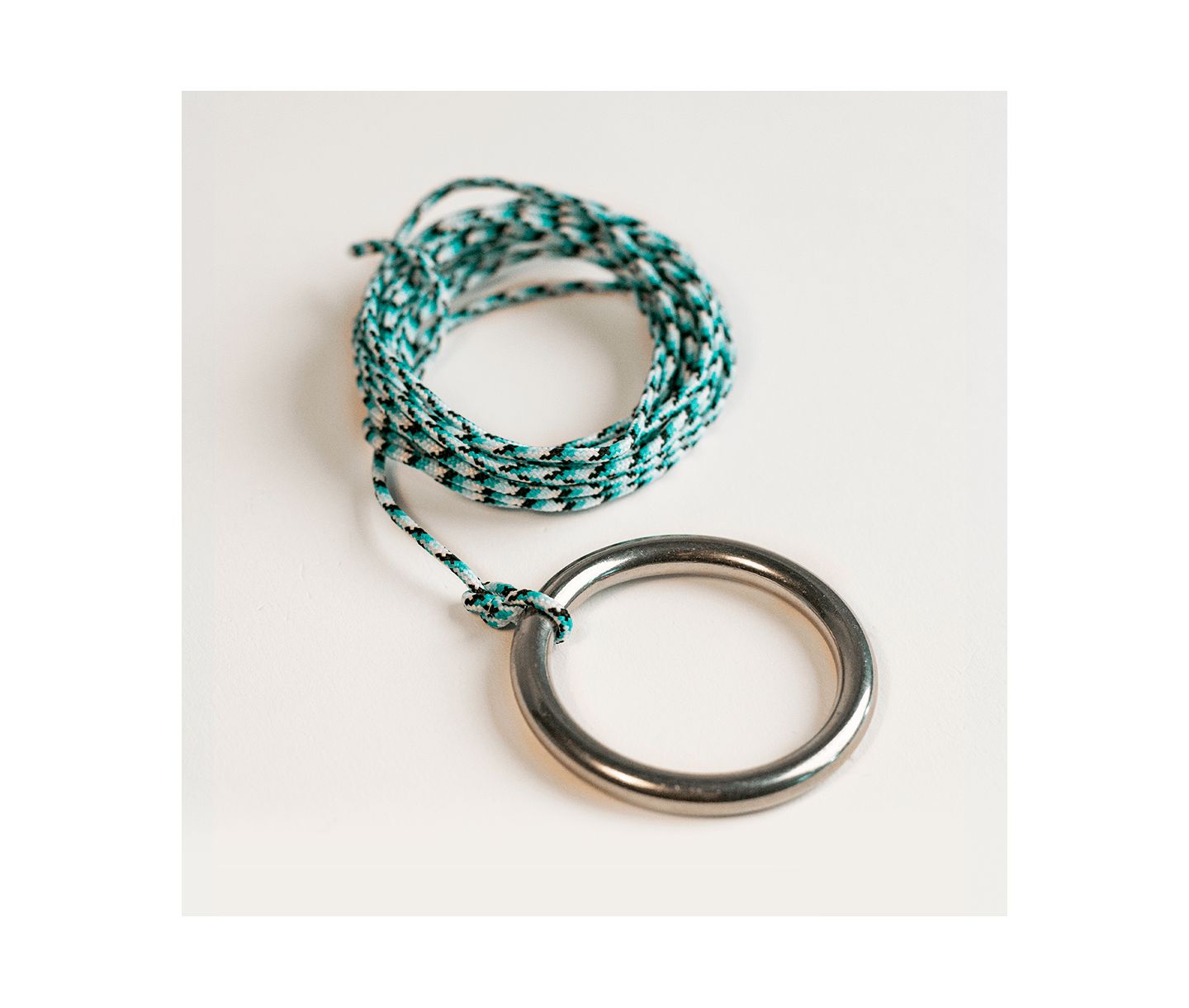 Детские игрушки Elakai Wayfarer ART 11" Live-Edge Acacia Hand-Poured Epoxy Resin Hook and Ring Game, Ages 14+, цвет: Чёрный — фото 3