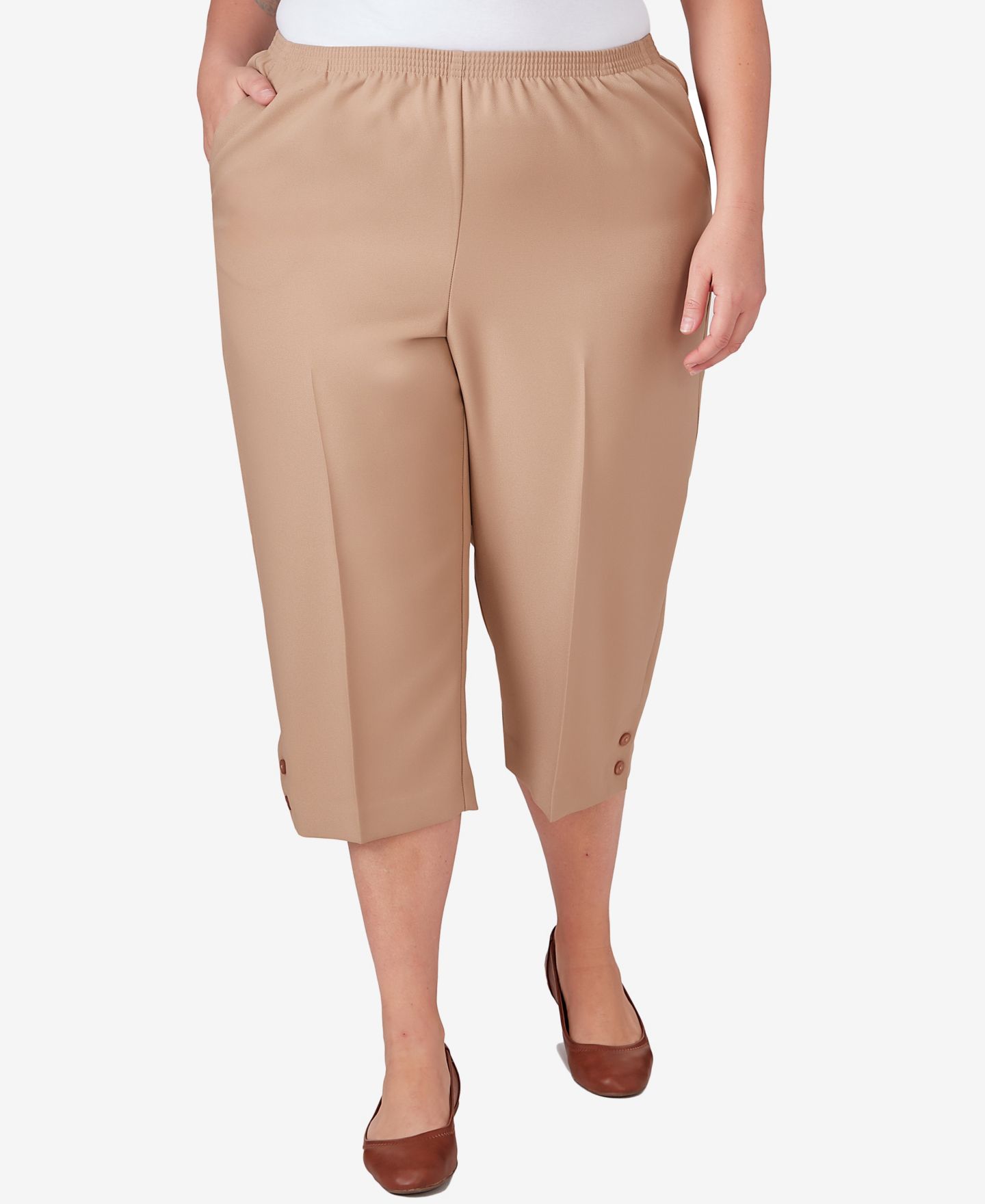 Женские брюки Alfred Dunner Plus Size Classic Button Hem Gathered Waistband Capri, цвет: Рыжевато-коричневый — фото 1