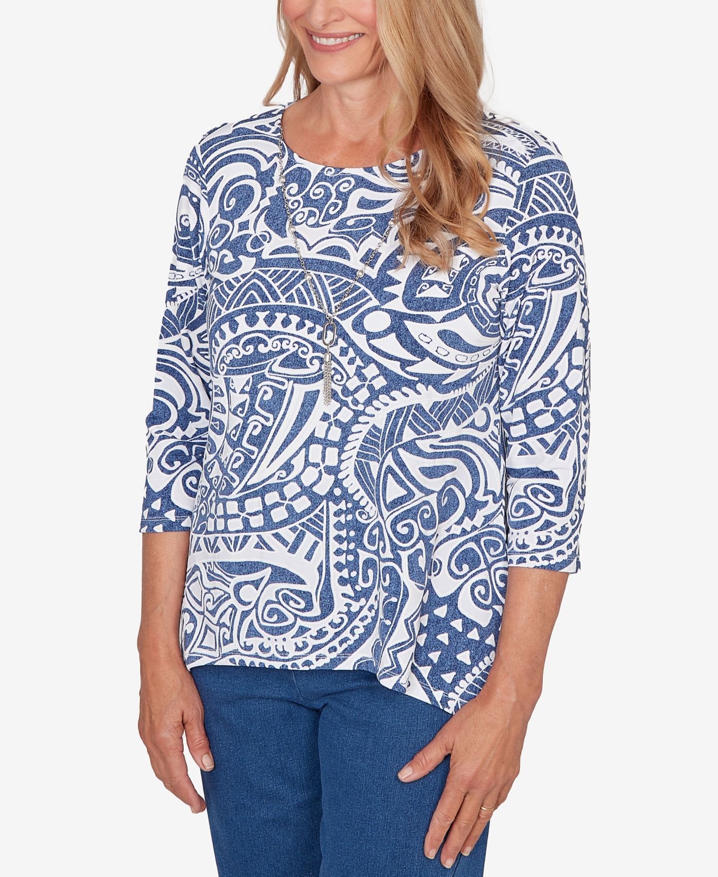 Женский топ Alfred Dunner Petite Classic Paisley Swirl Sharkbite Hem with Necklace, цвет: Синий — фото 2