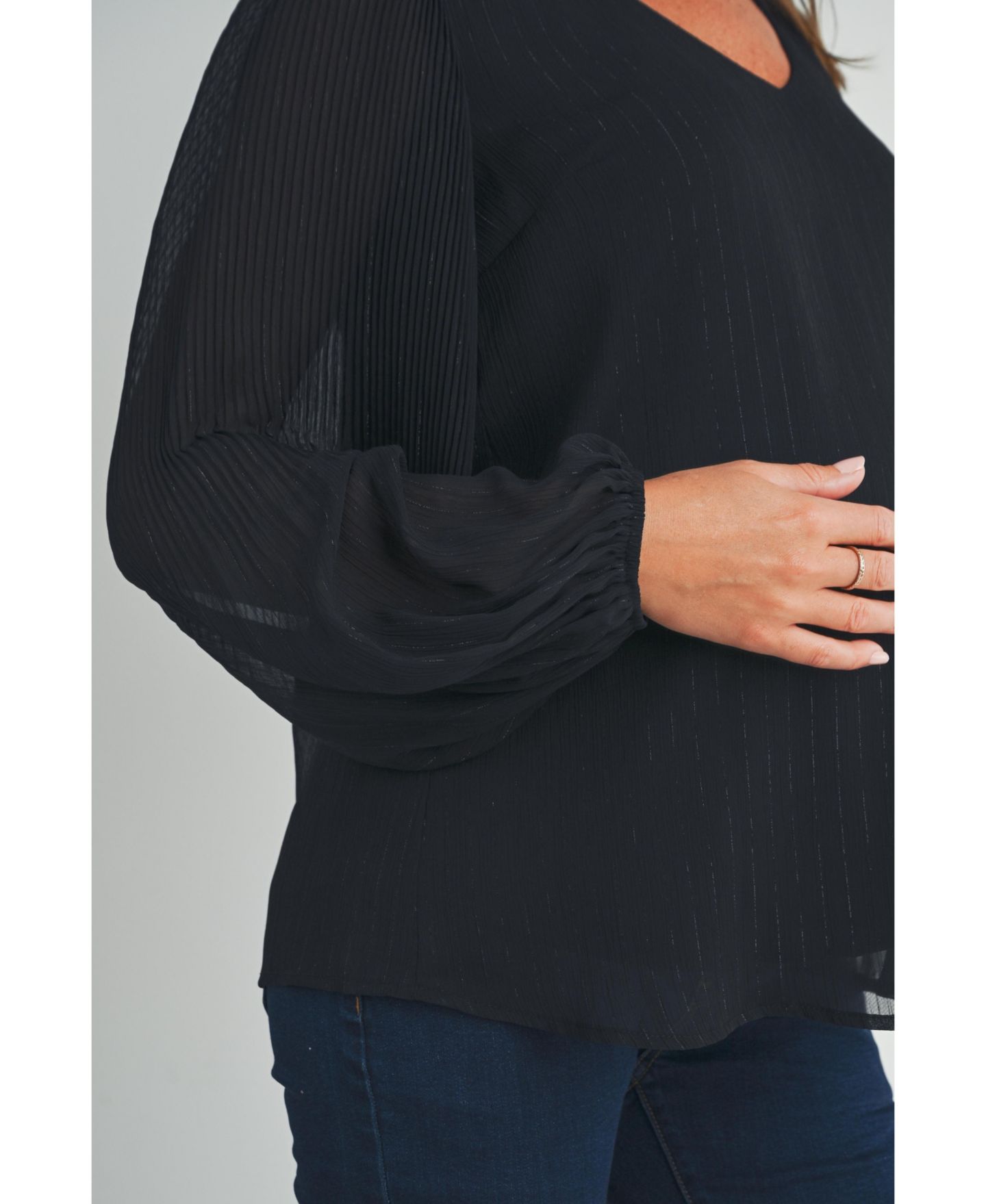 Женская блузка Hello Miz Maternity Flowy Sheer Long Sleeve V Neck Blouse, цвет: Чёрный — фото 5