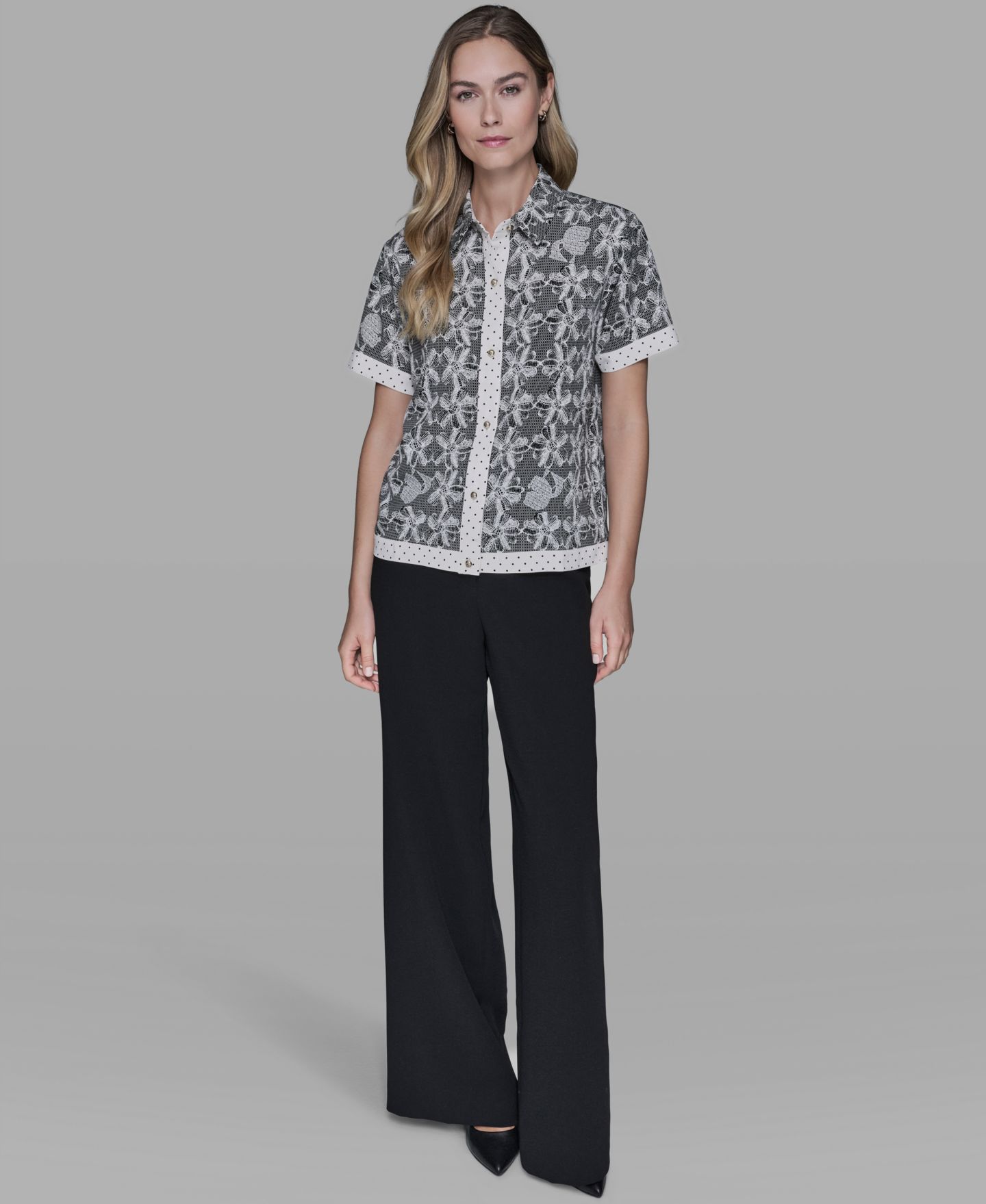 Женская рубашка KARL LAGERFELD PARIS Lace Print Detail Camp, цвет: Чёрный / Бисквитный — фото 2