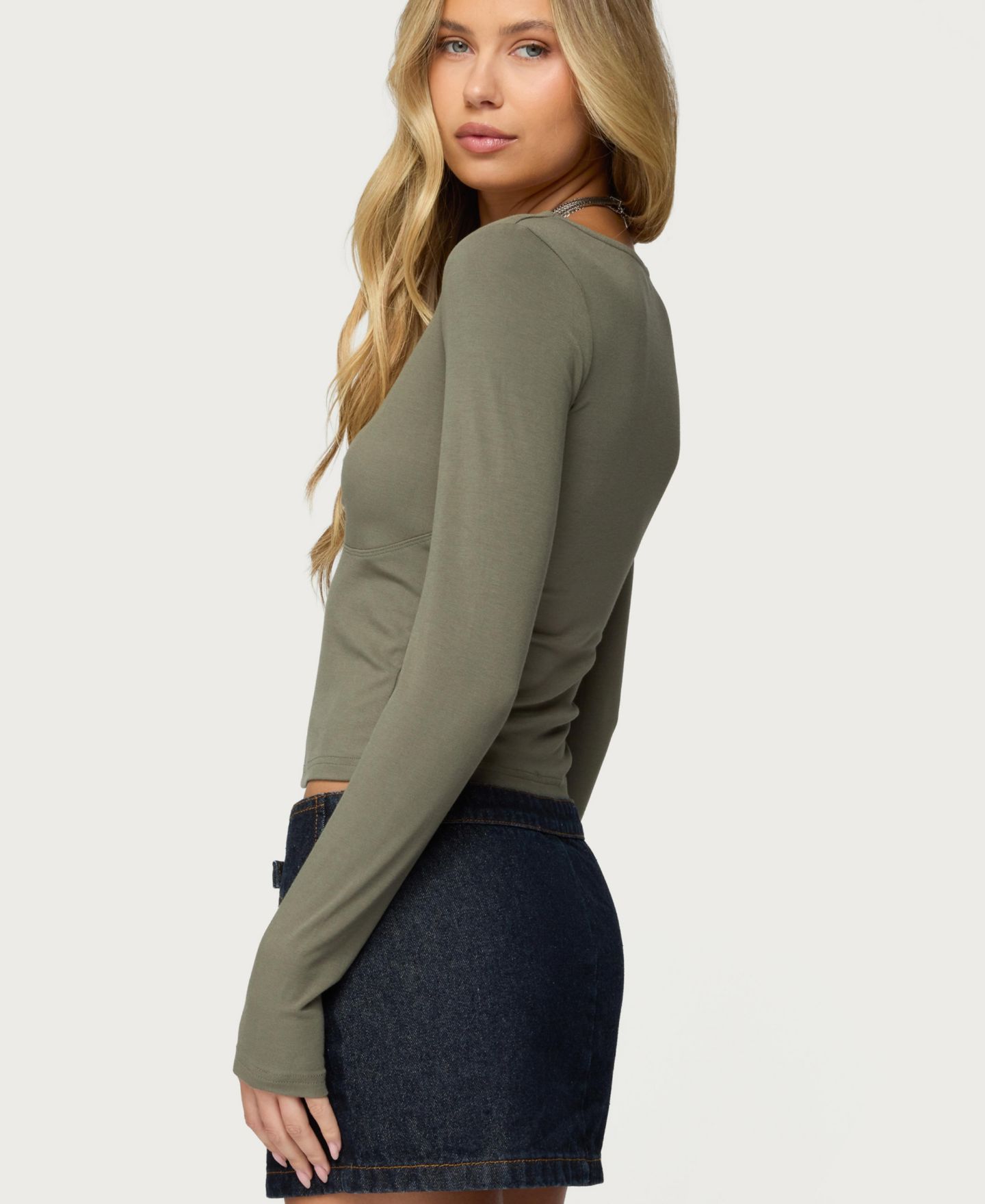 Женский топ Edikted Zelly Deep V Scoop Neck, цвет: Оливковый — фото 2