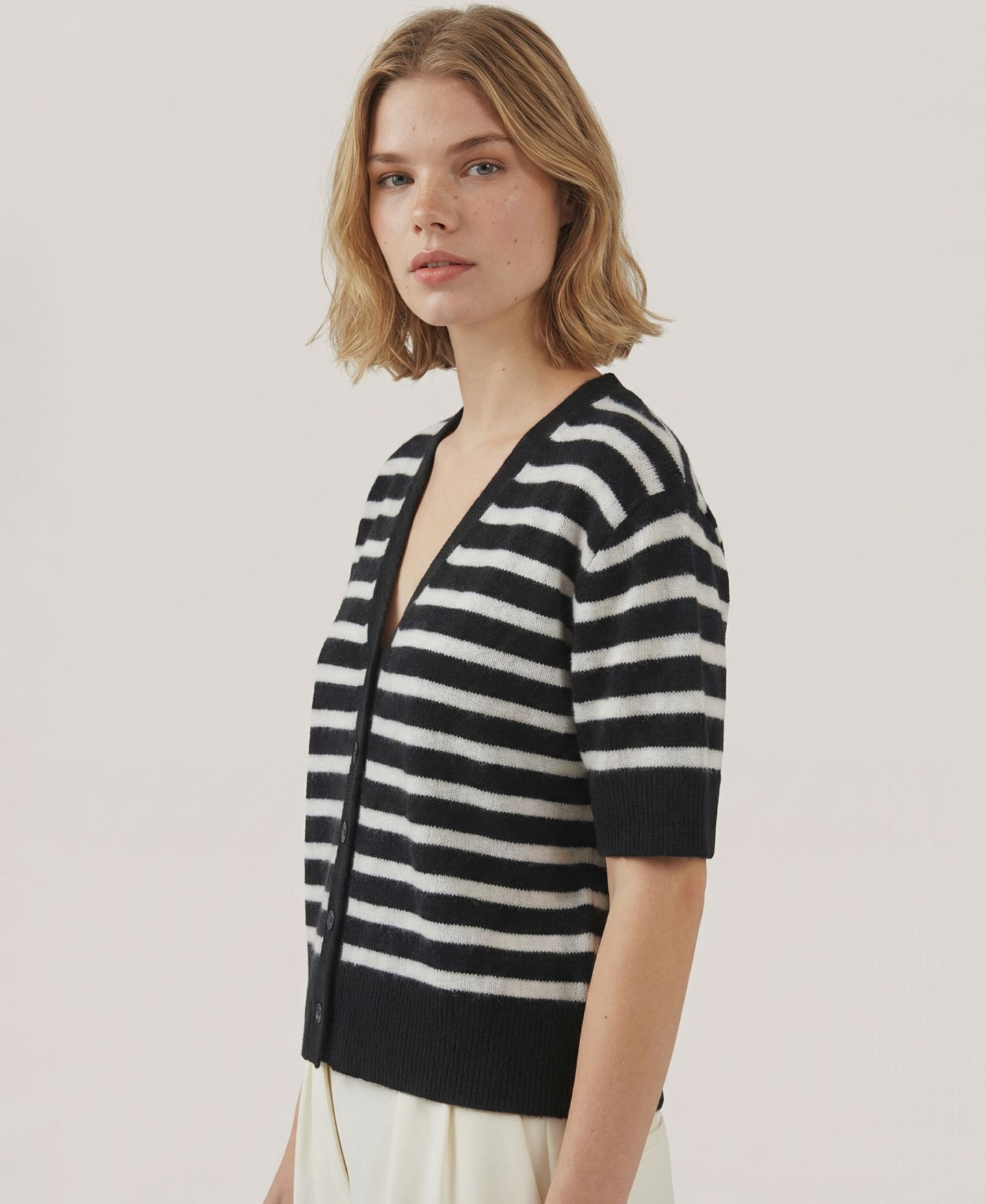 Женский кардиган NAADAM Short-Sleeve Striped V-Neck, цвет: Чёрный полосатый комбинированный — фото 2