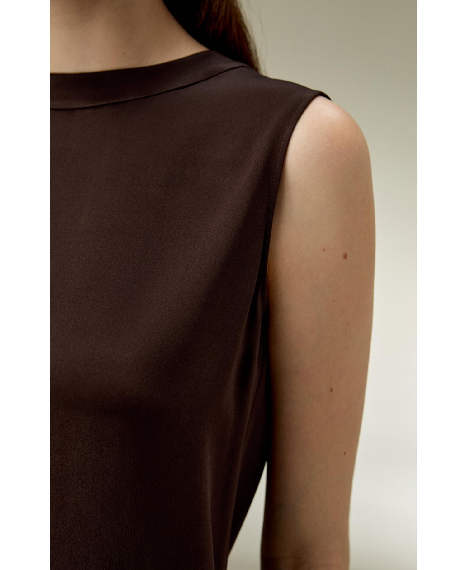 Women's Sleeveless Round Neck Silk Top