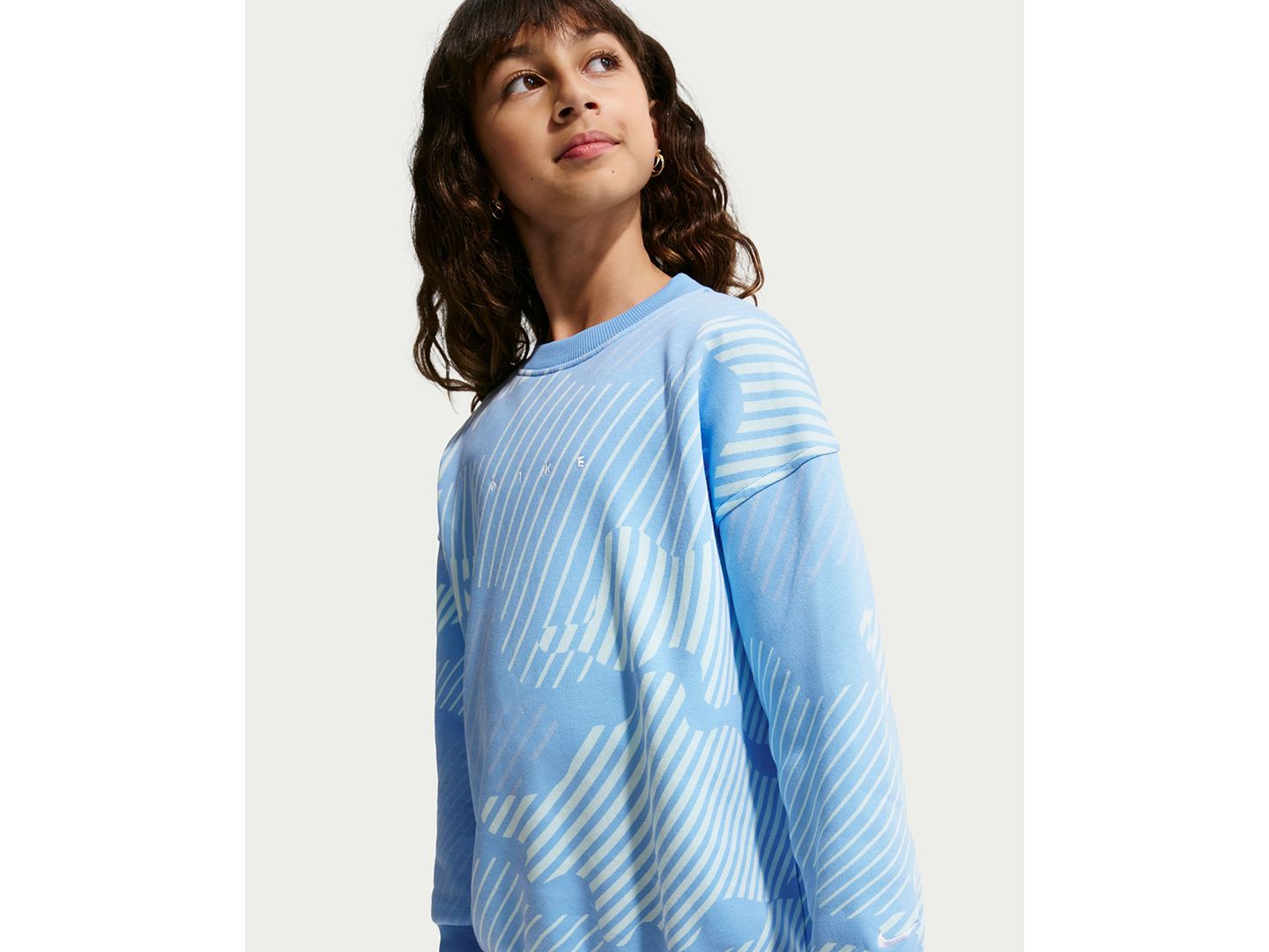 Толстовка Nike Sportswear Club Boxy Crewneck Sweatshirt для девочек, цвет: Синий — фото 2