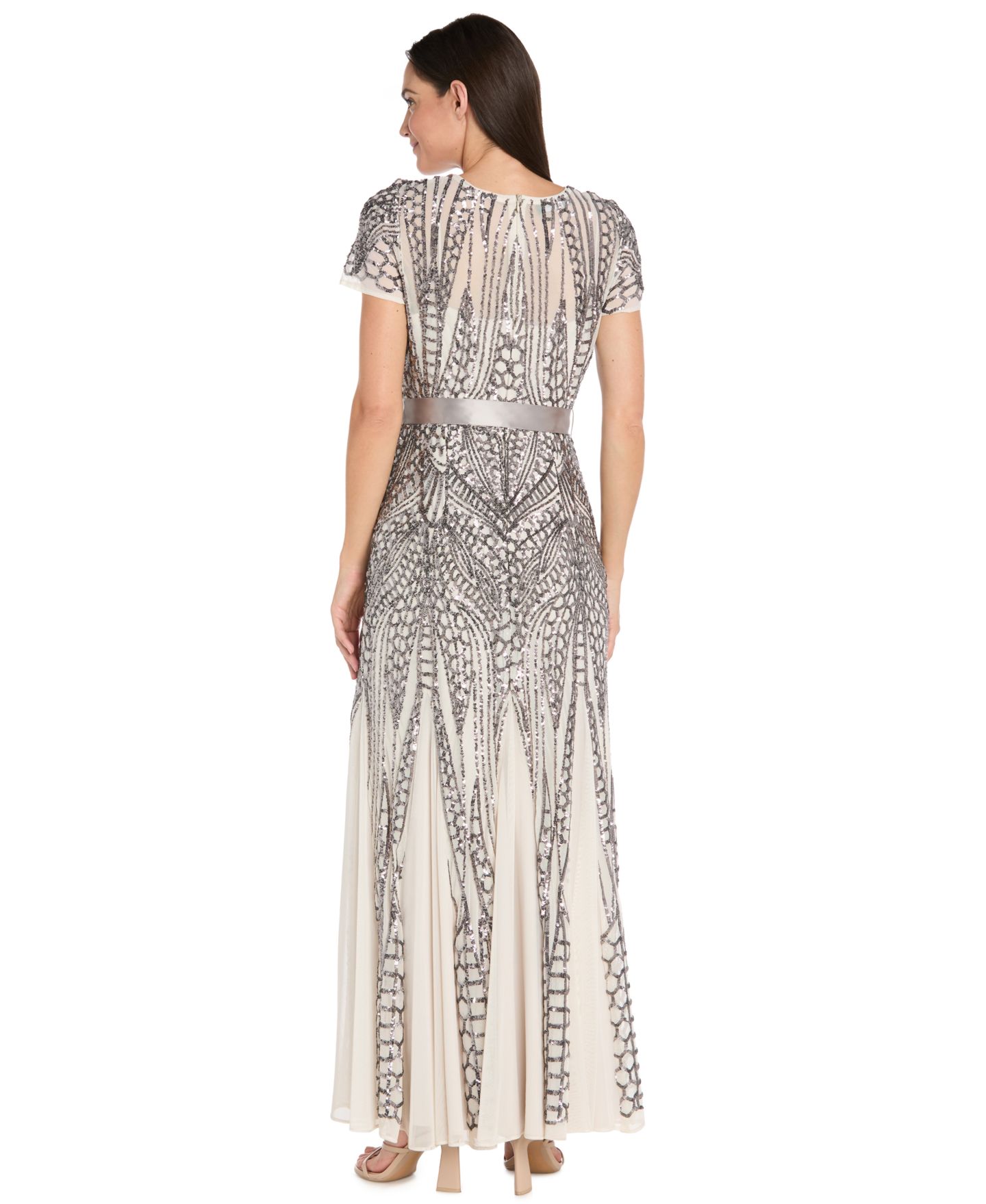 Женское платье R & M Richards Long Sequin Short-Sleeve Gown, цвет: Слоновая кость / Оловянный — фото 5