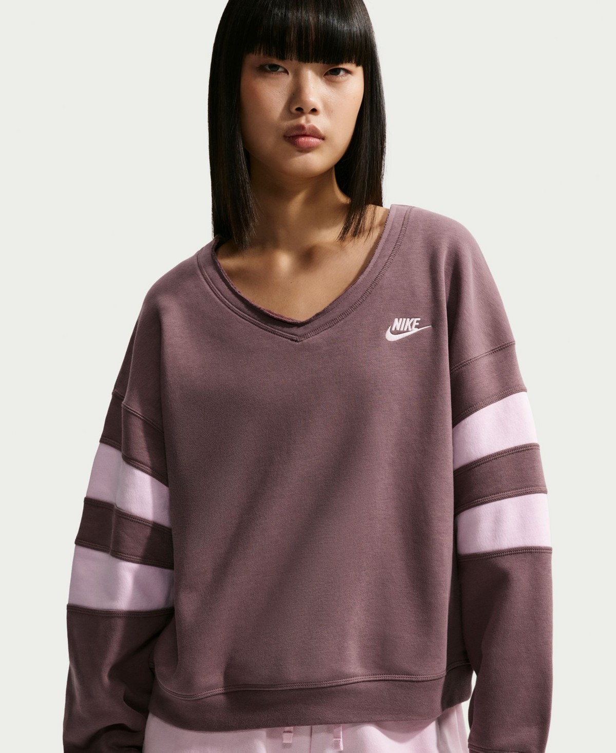 Женские Nike Sportswear Women's Club Fleece Oversized V-Neck Sweatshirt — фото 1