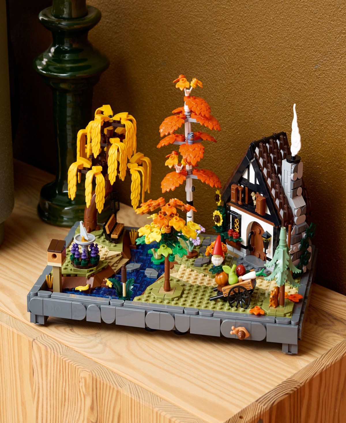 Детские конструкторы LEGO® Icons Autumn Cottage Garden Building Set 11372, 1102 Pieces — фото 1