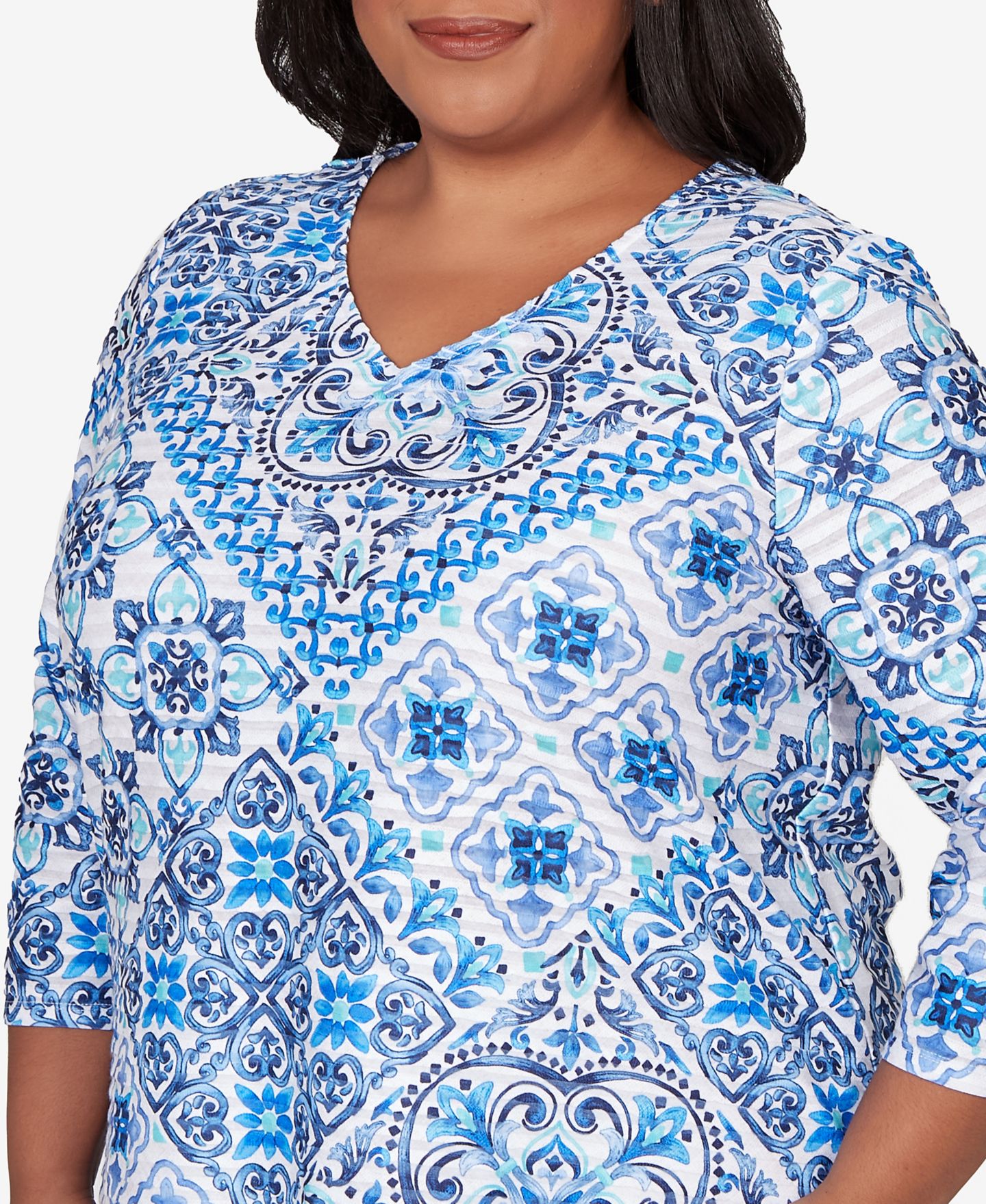 Женский топ Alfred Dunner Plus Size Mykonos Aegean Tile V-Neck, цвет: Синий — фото 3