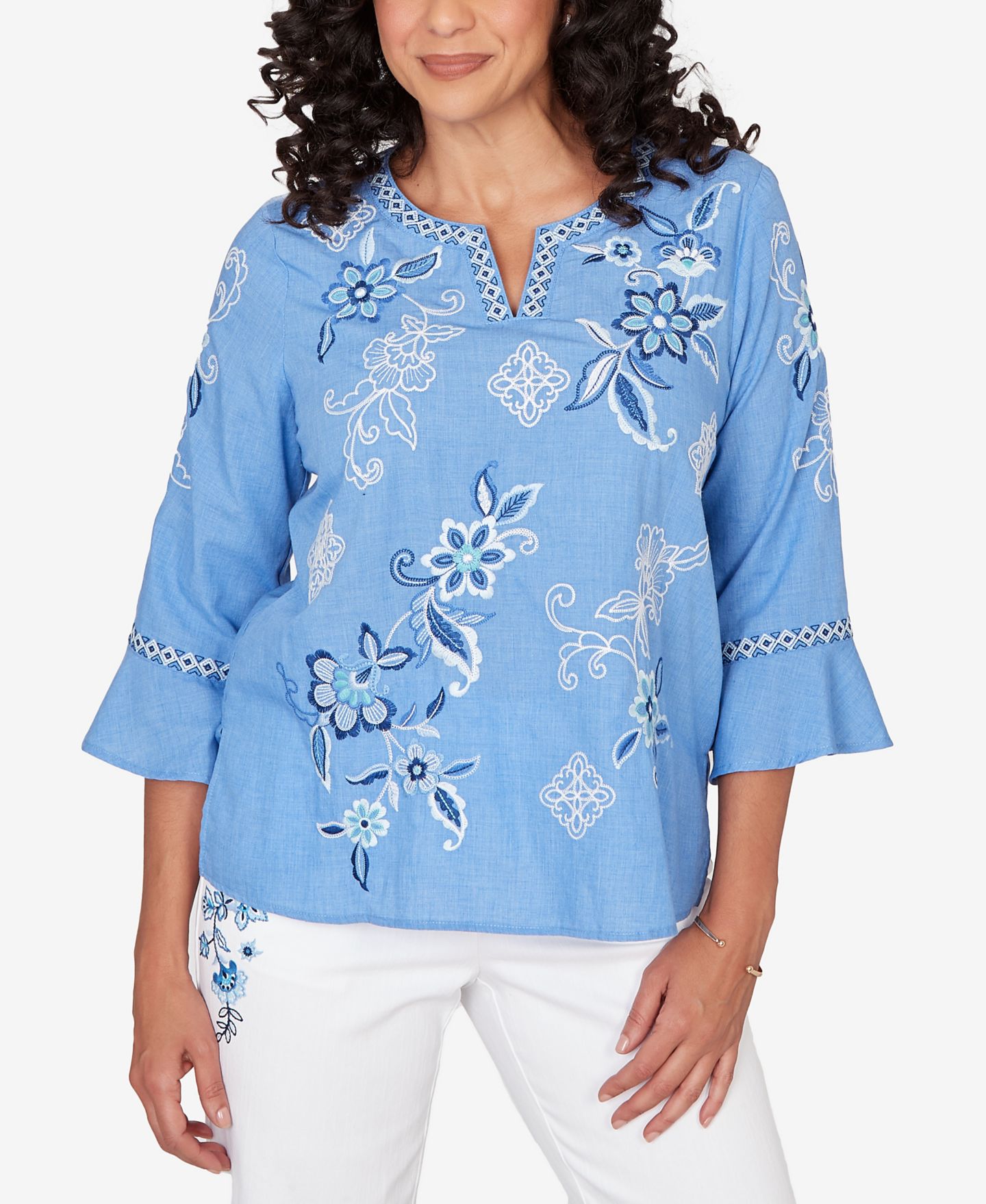 Женский топ Alfred Dunner Petite Mykonos Floral Textured Embroidered Split Neck, цвет: Светлый синий — фото 1