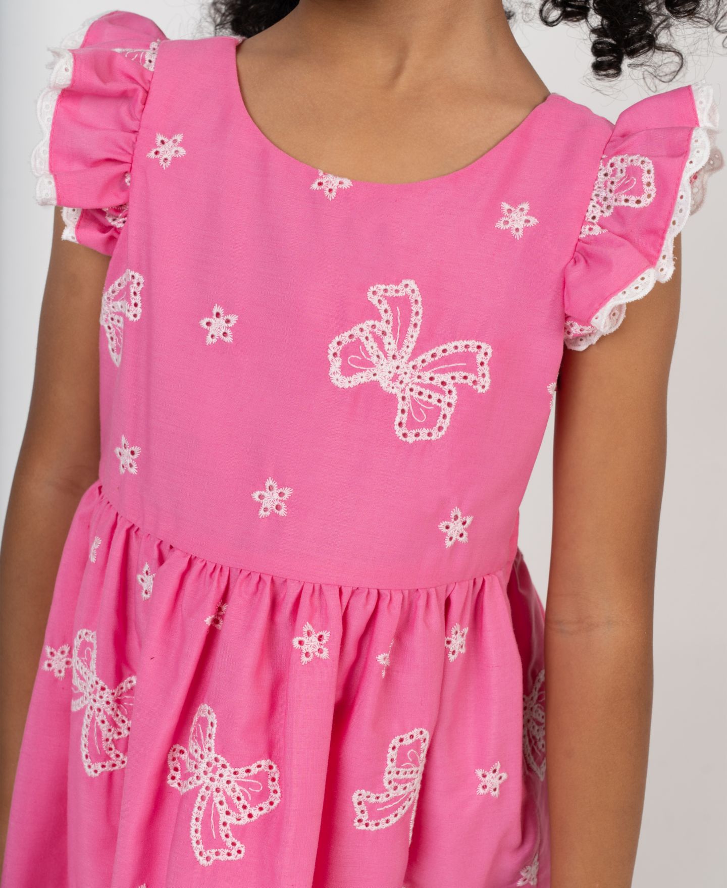 Платье Rare Editions Cross Back Detail Bow Eyelet Dress для девочек, цвет: Розовый — фото 2