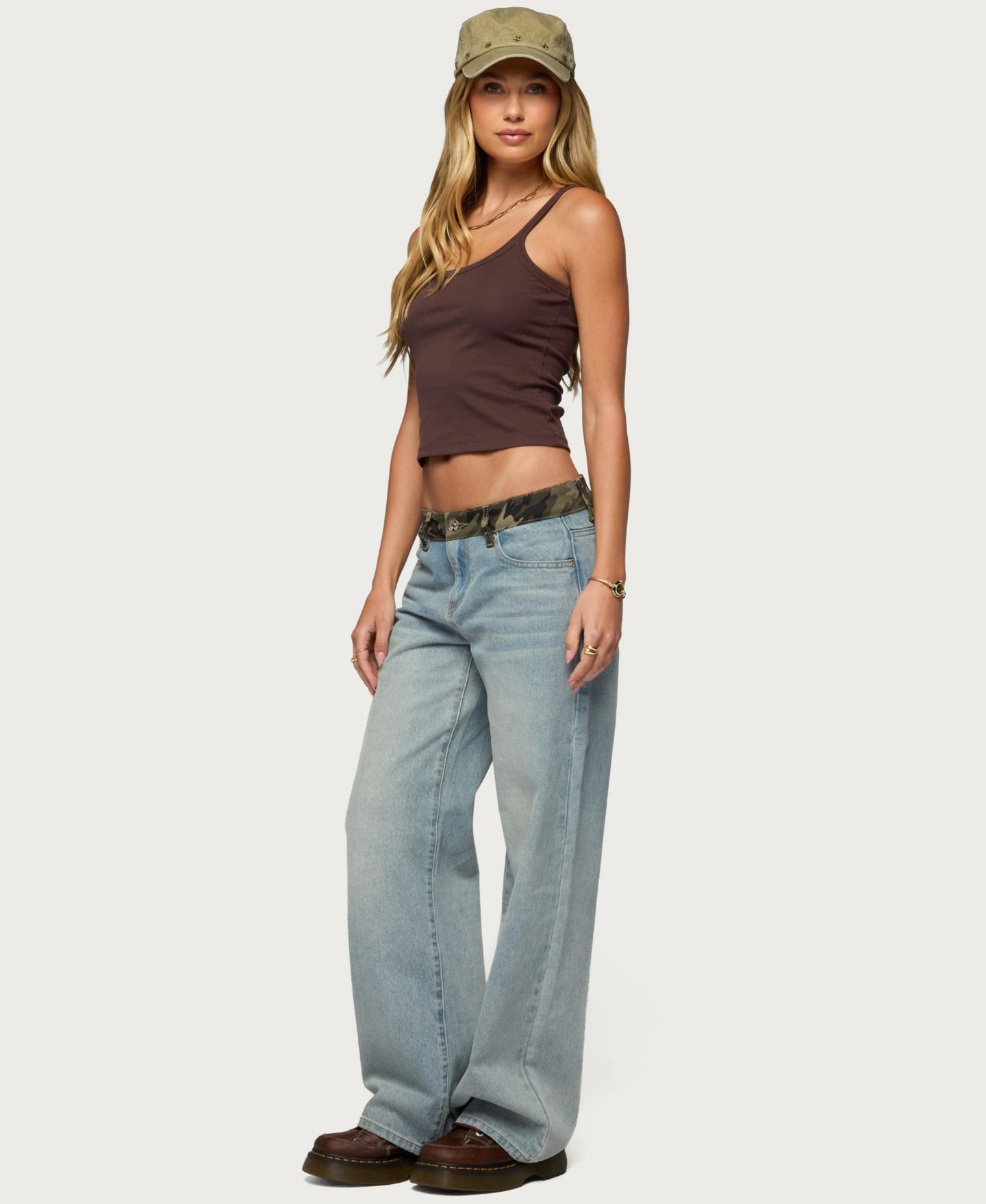 Женские джинсы Edikted Camo Waist Low Rise Baggy, цвет: Светлый синий потёртый — фото 3