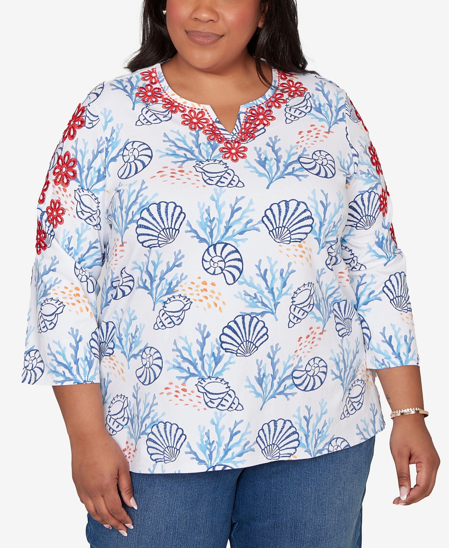 Женский топ Alfred Dunner Plus Size Port Side Shell Print Embroidered, цвет: Синий разноцветный — фото 1