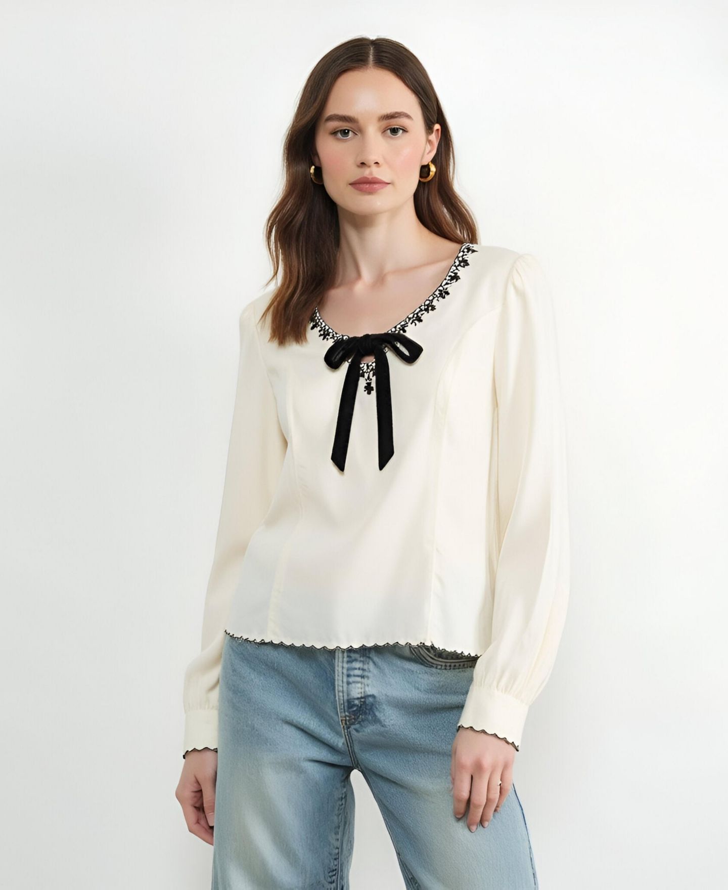 Женская блузка Modenaire Embroidered with Velvet Bow and Scalloped Hem, цвет: Кремовый / Чёрный — фото 1