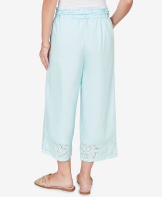 Plus Size Poplin Eyelet Trim Pull-On Capri Pants